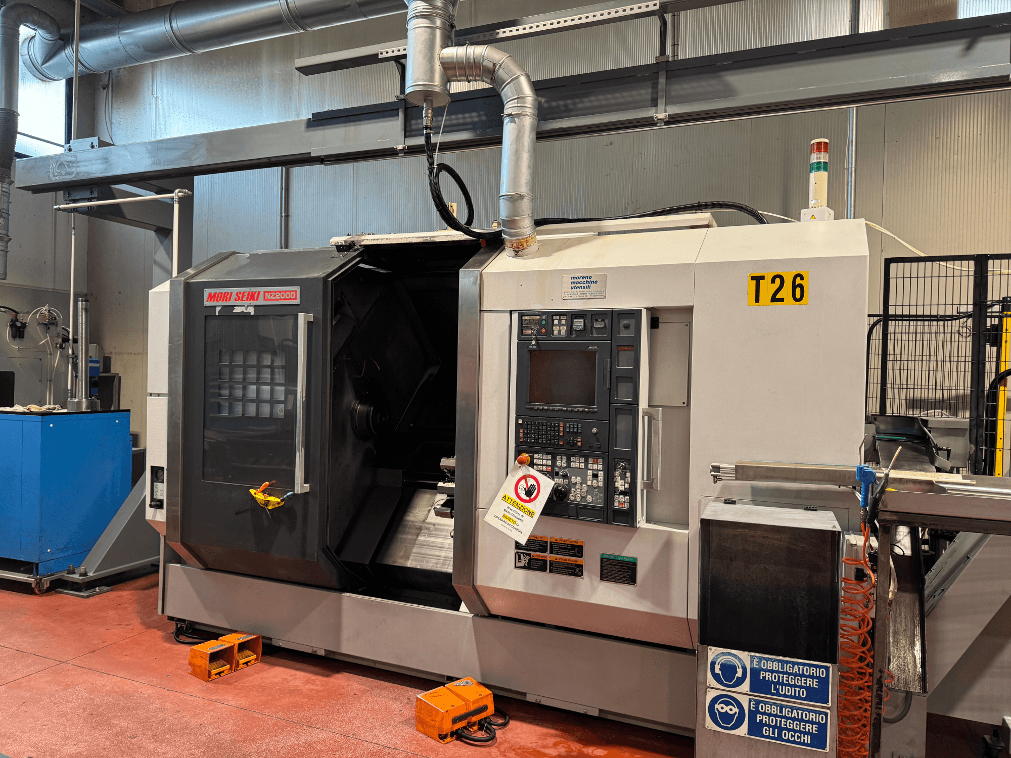 MORI SEIKI NZ-2000/T2/Y2 draaifreescentrum, vooraanzicht, met bedieningspaneel, veiligheidsborden en industriële opstelling.