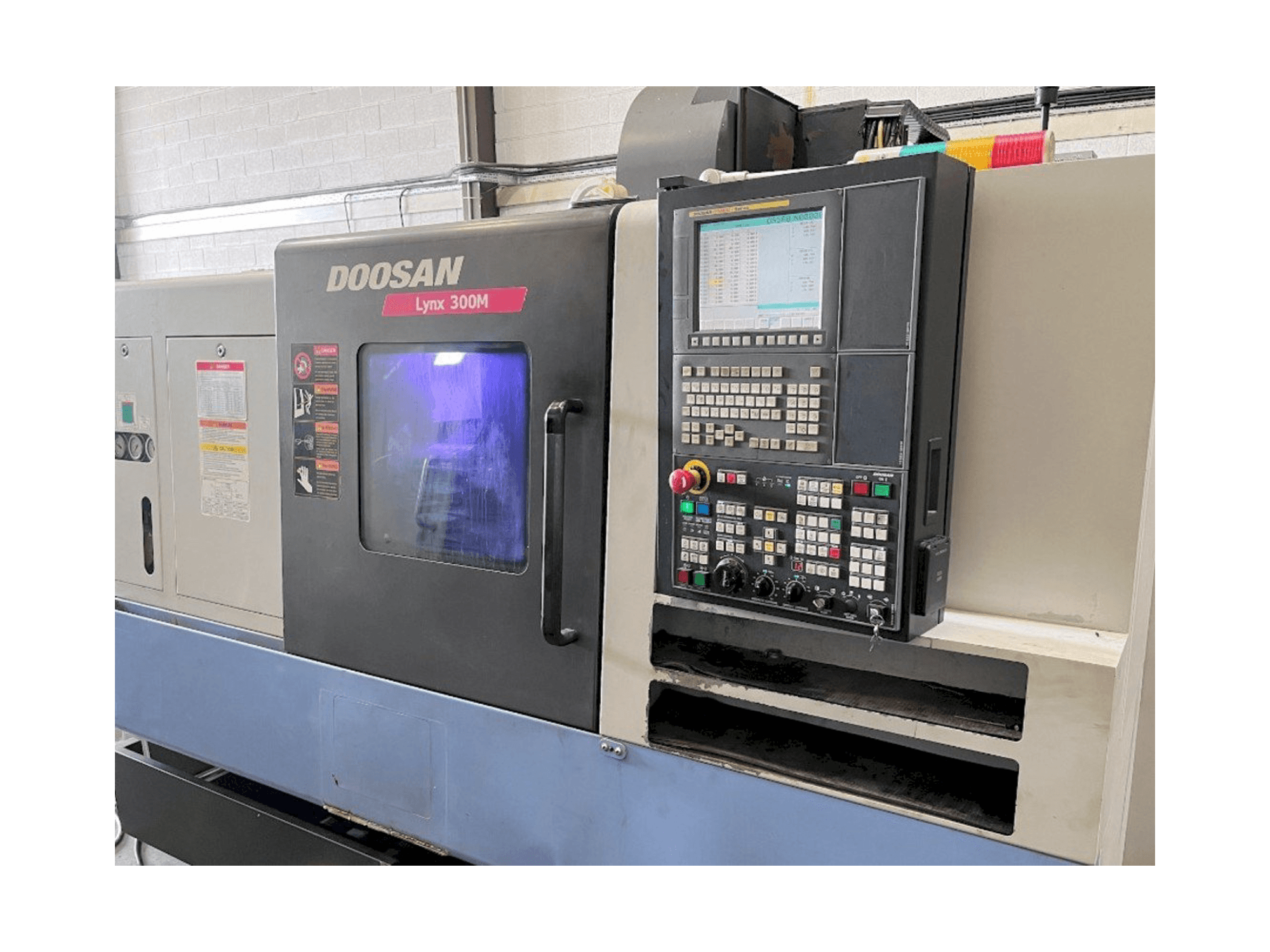 Vooraanzicht van Doosan Lynx 300M machine