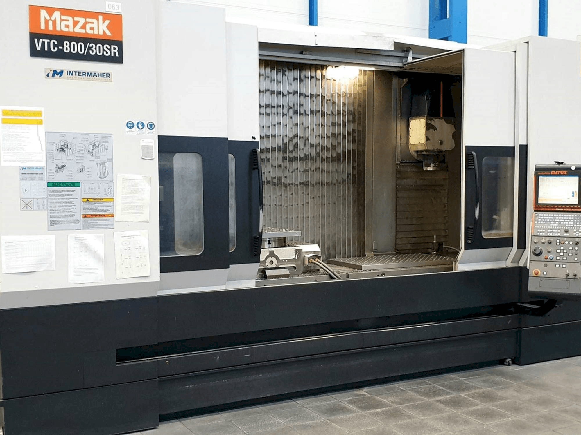 Vooraanzicht van Mazak VTC-800/30SR machine