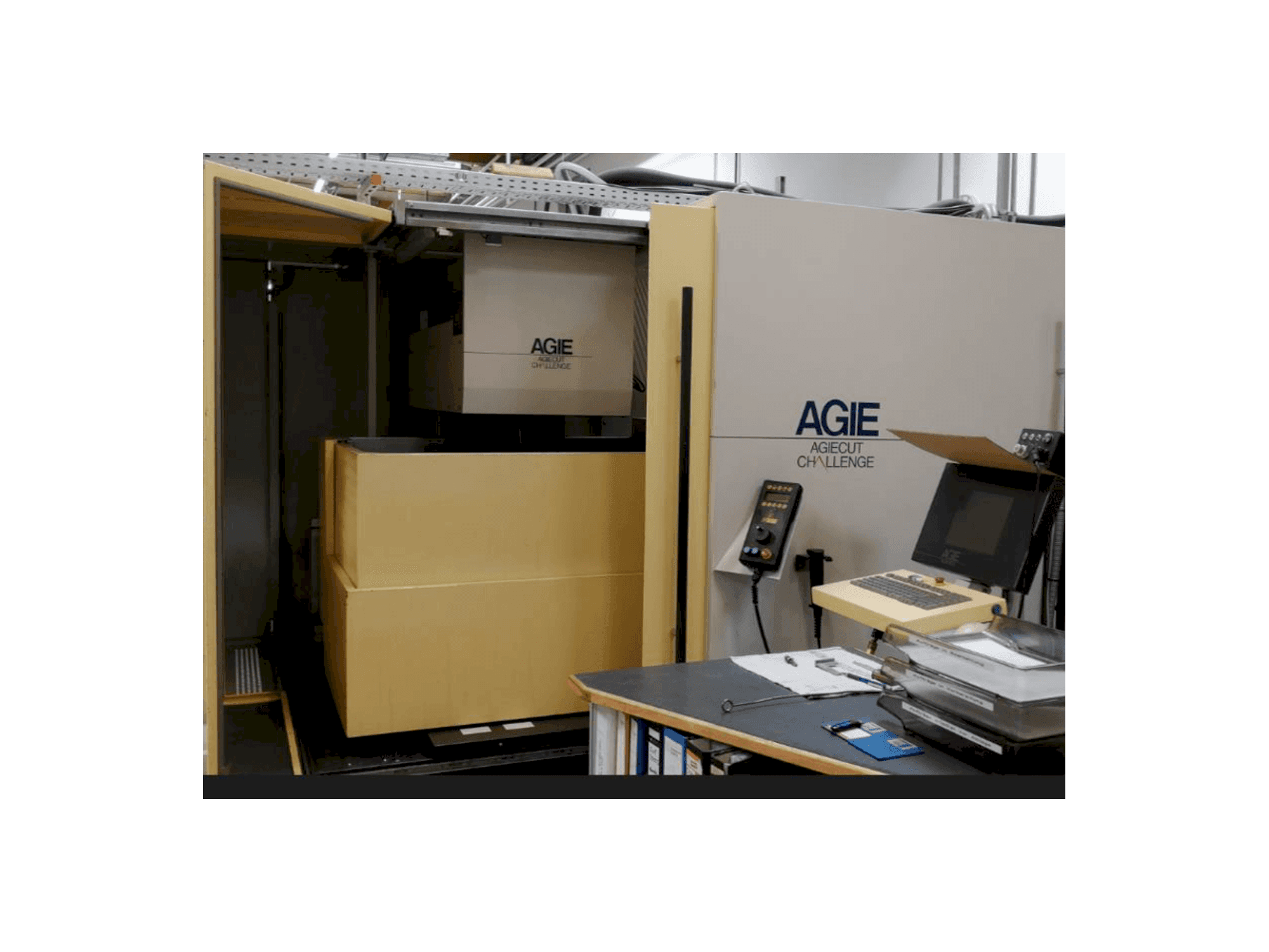 Vooraanzicht van AGIE AGIECUT CHALLENGE 3 machine