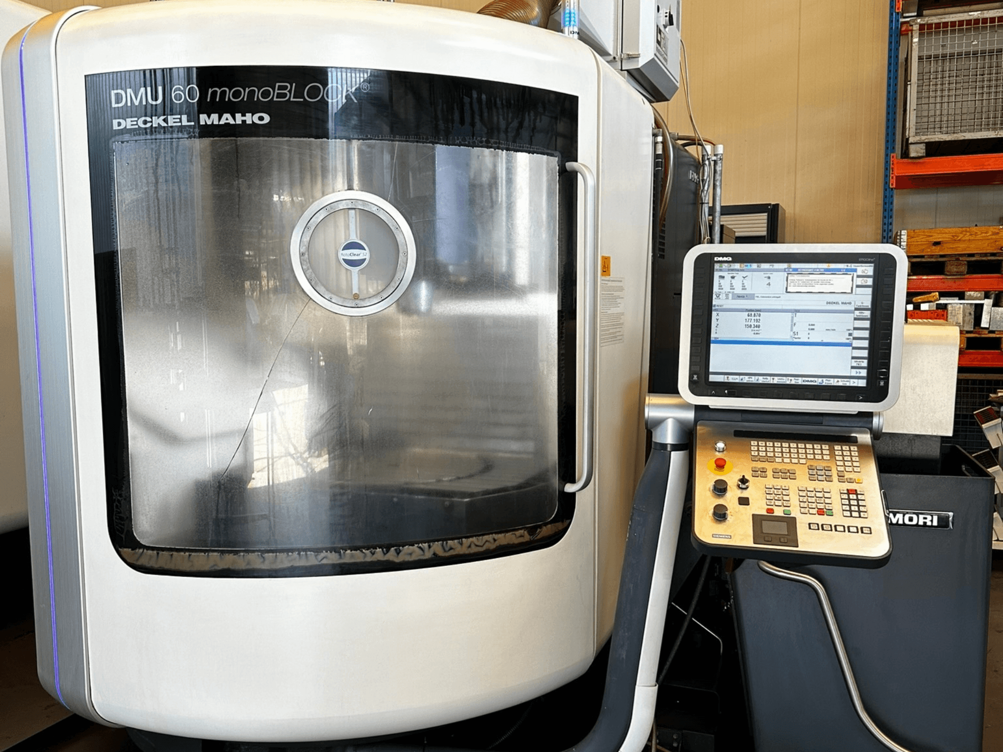 DMG MORI DMU 60 monoBLOCK verticaal bewerkingscentrum, vooraanzicht, met touchscreen bedieningspaneel en reflectievenster.