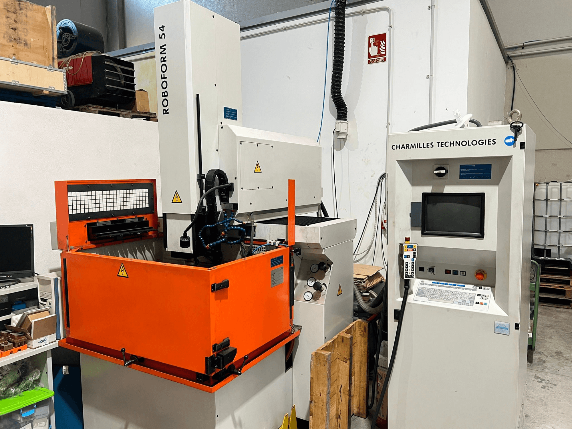 AgieCharmilles Roboform 54 zinkvonkmachine, vooraanzicht, met oranje werktank en besturingseenheid.