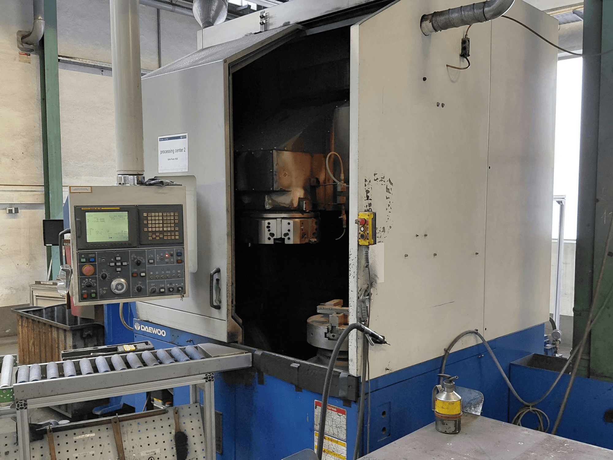 Daewoo Puma V550 verticale draaimachine, vooraanzicht met bedieningspaneel, spindel en koelvloeistofaansluiting.