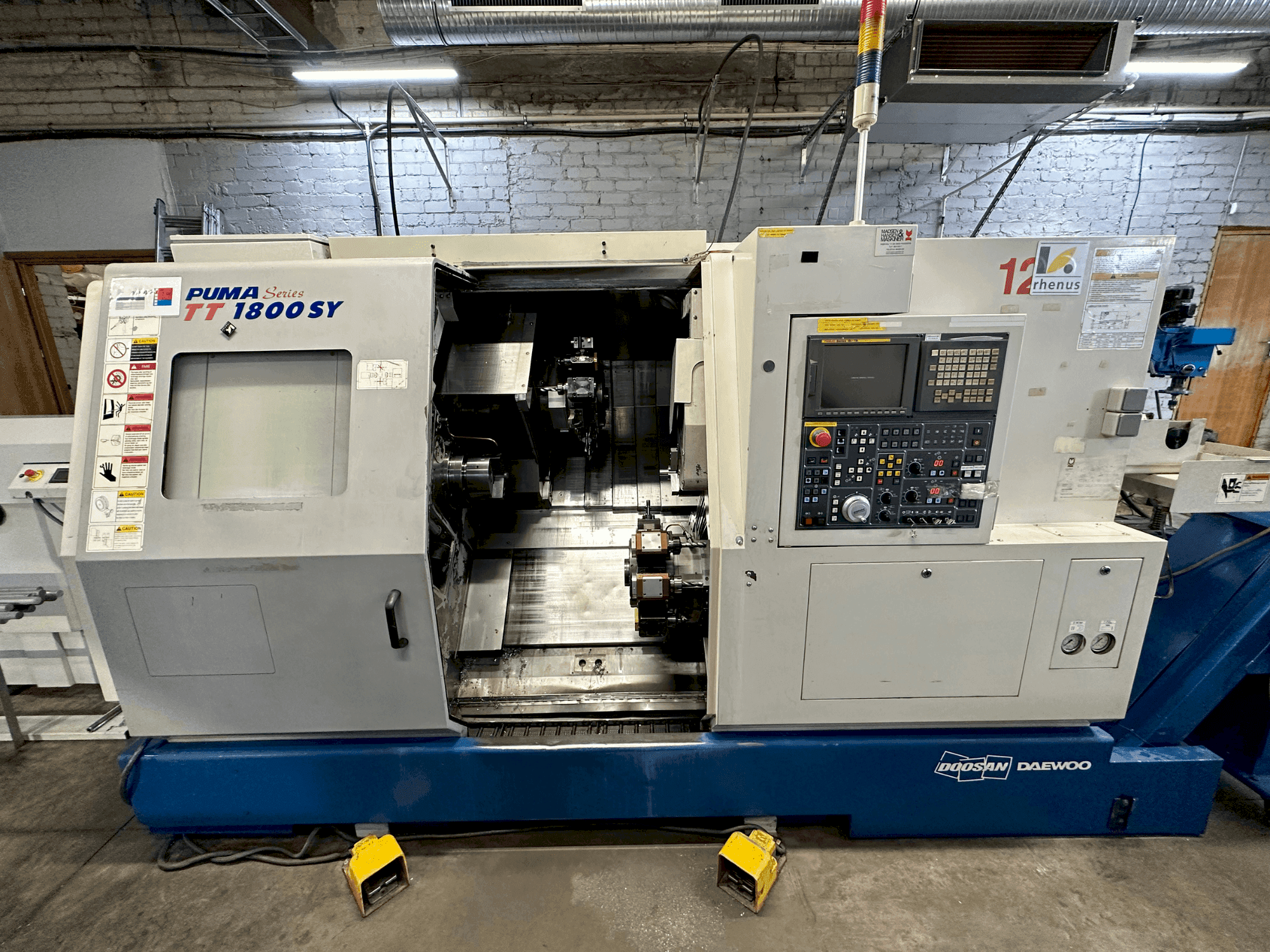 Vooraanzicht van DOOSAN TT1800SY machine