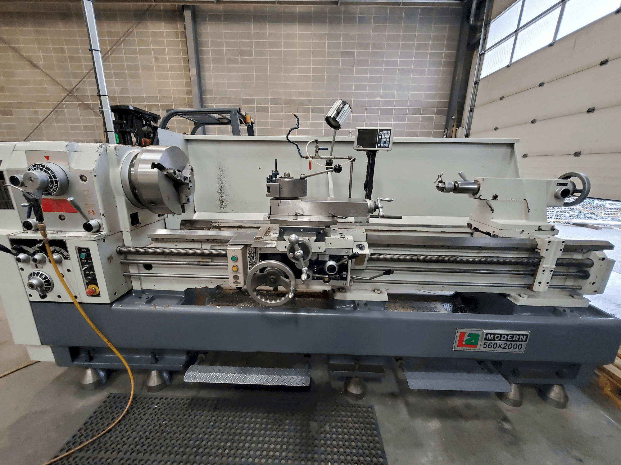 Vooraanzicht van Modern 560X2000 machine