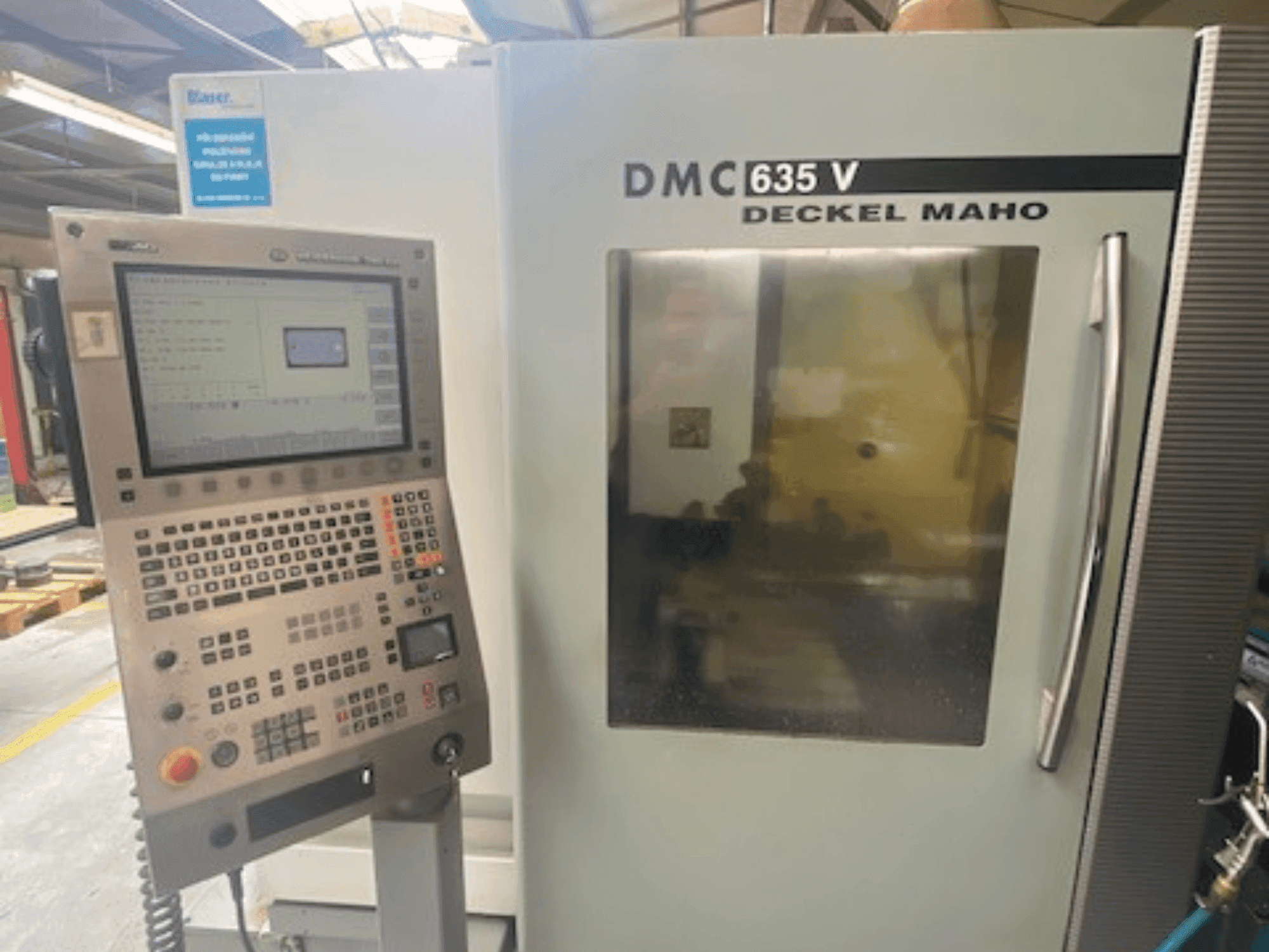 Vooraanzicht van DMG DECKEL MAHO DMC 635V machine