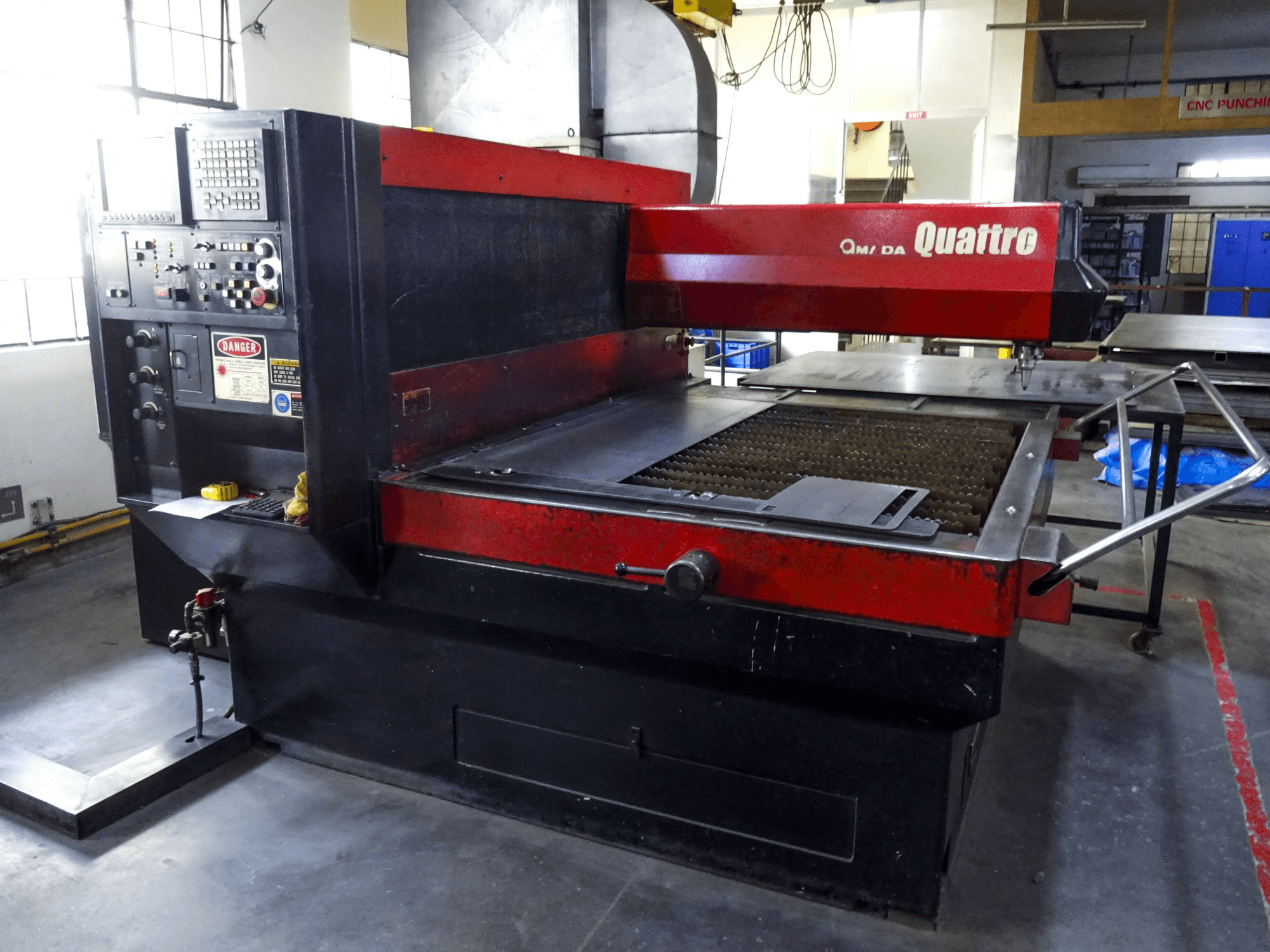 Vooraanzicht van AMADA Quattro AF1000E machine