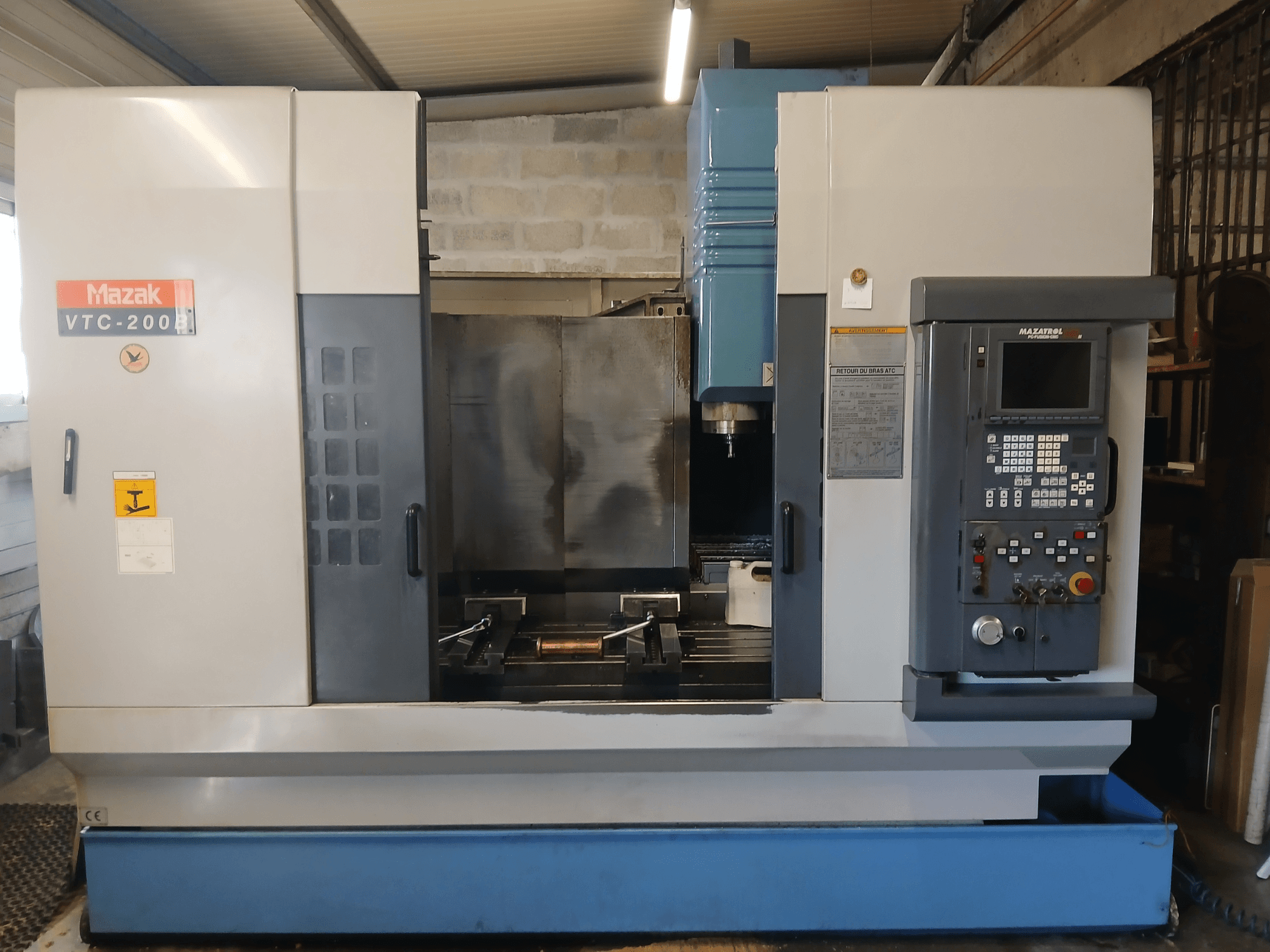 Mazak VTC 200 B verticaal bewerkingscentrum in vooraanzicht, met het bedieningspaneel, de spindel en het werkgebied.