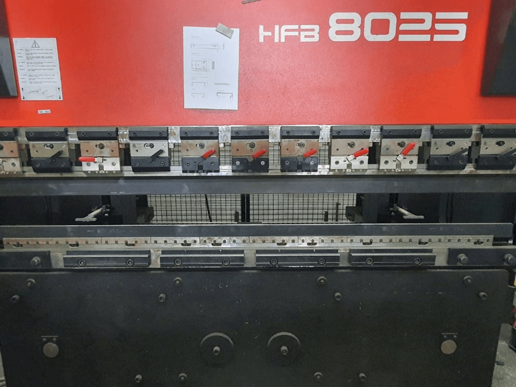 Vooraanzicht van AMADA HFBO 80-25 machine