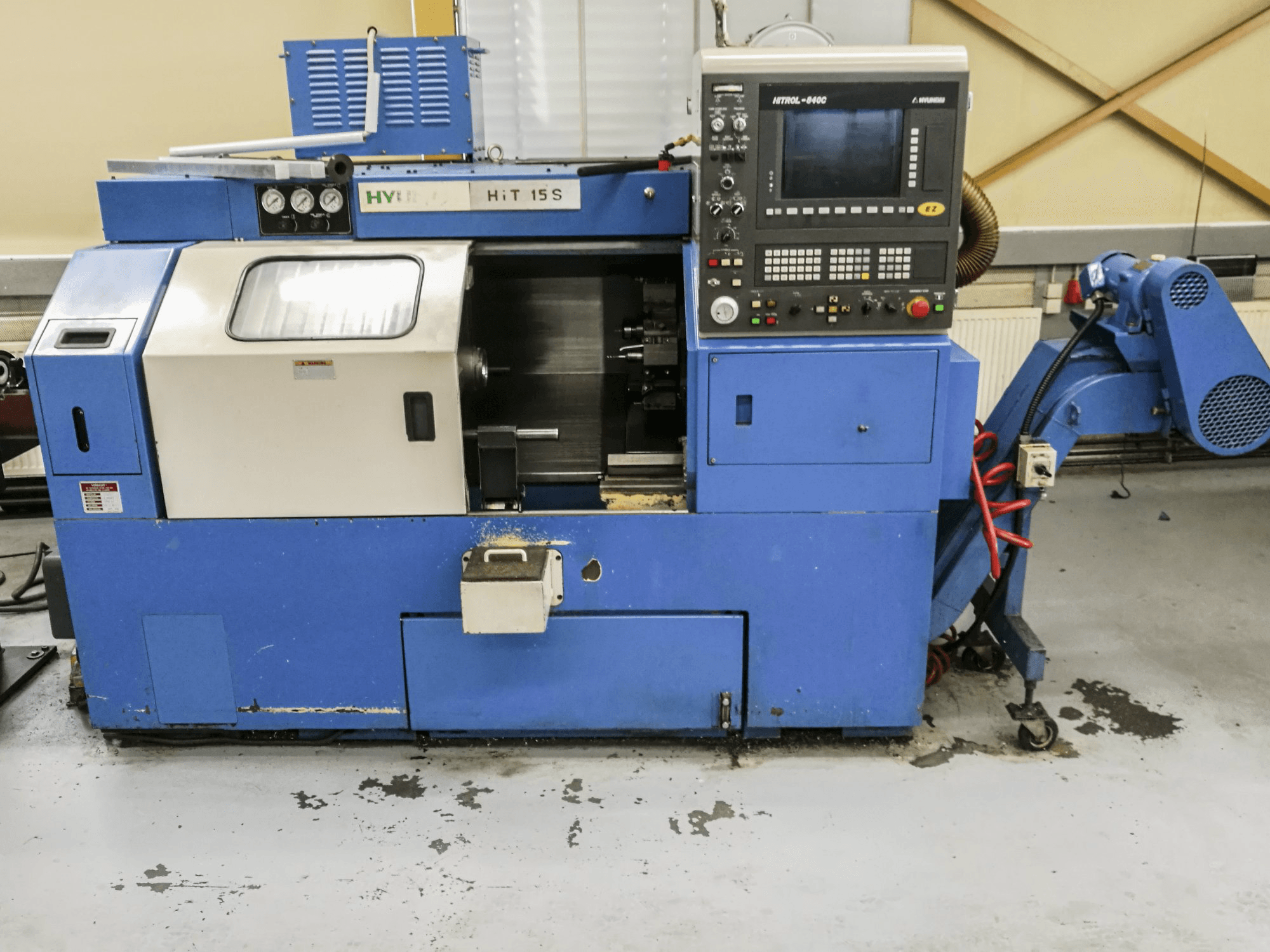 Vooraanzicht van Hyundai Kia HiT-15S machine