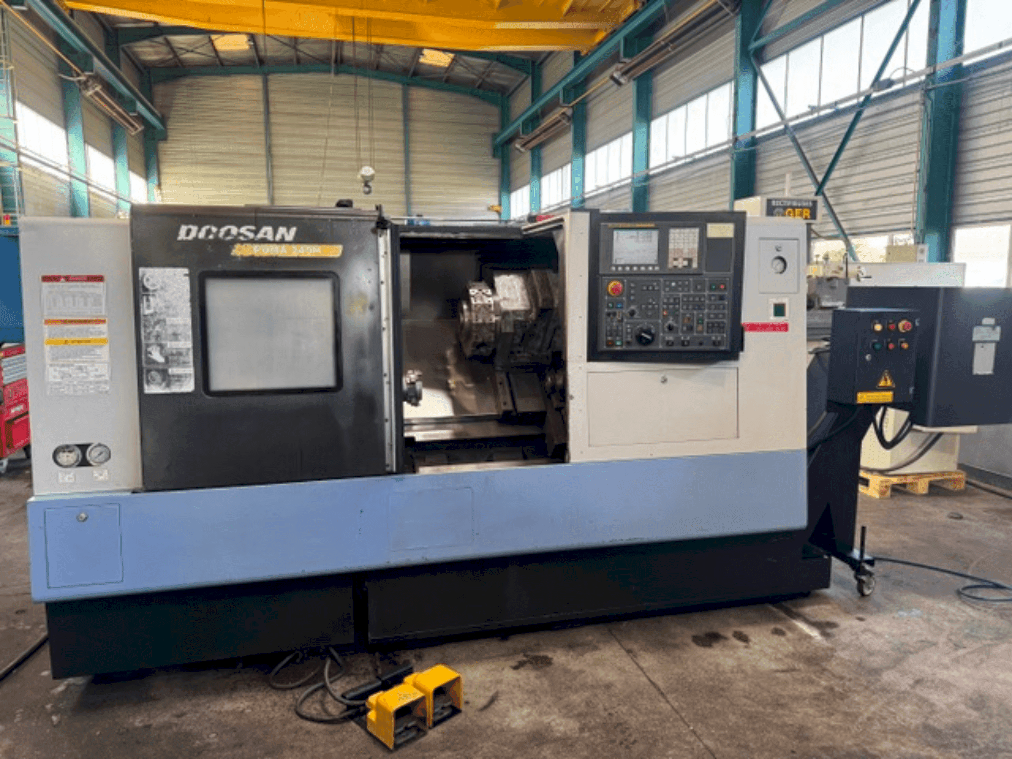 Vooraanzicht van DOOSAN PUMA 240MB machine