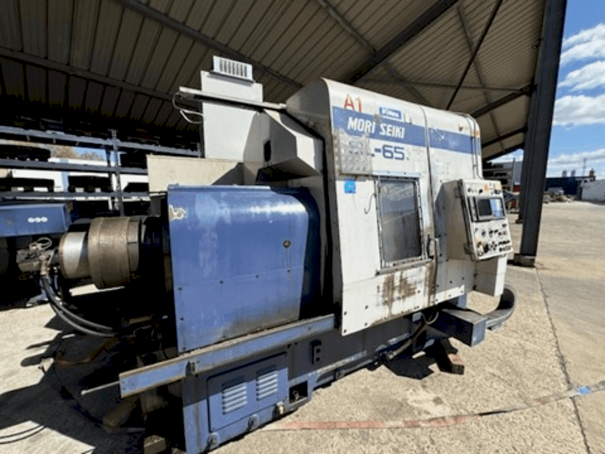 Vooraanzicht van MORI SEIKI SL-65C machine