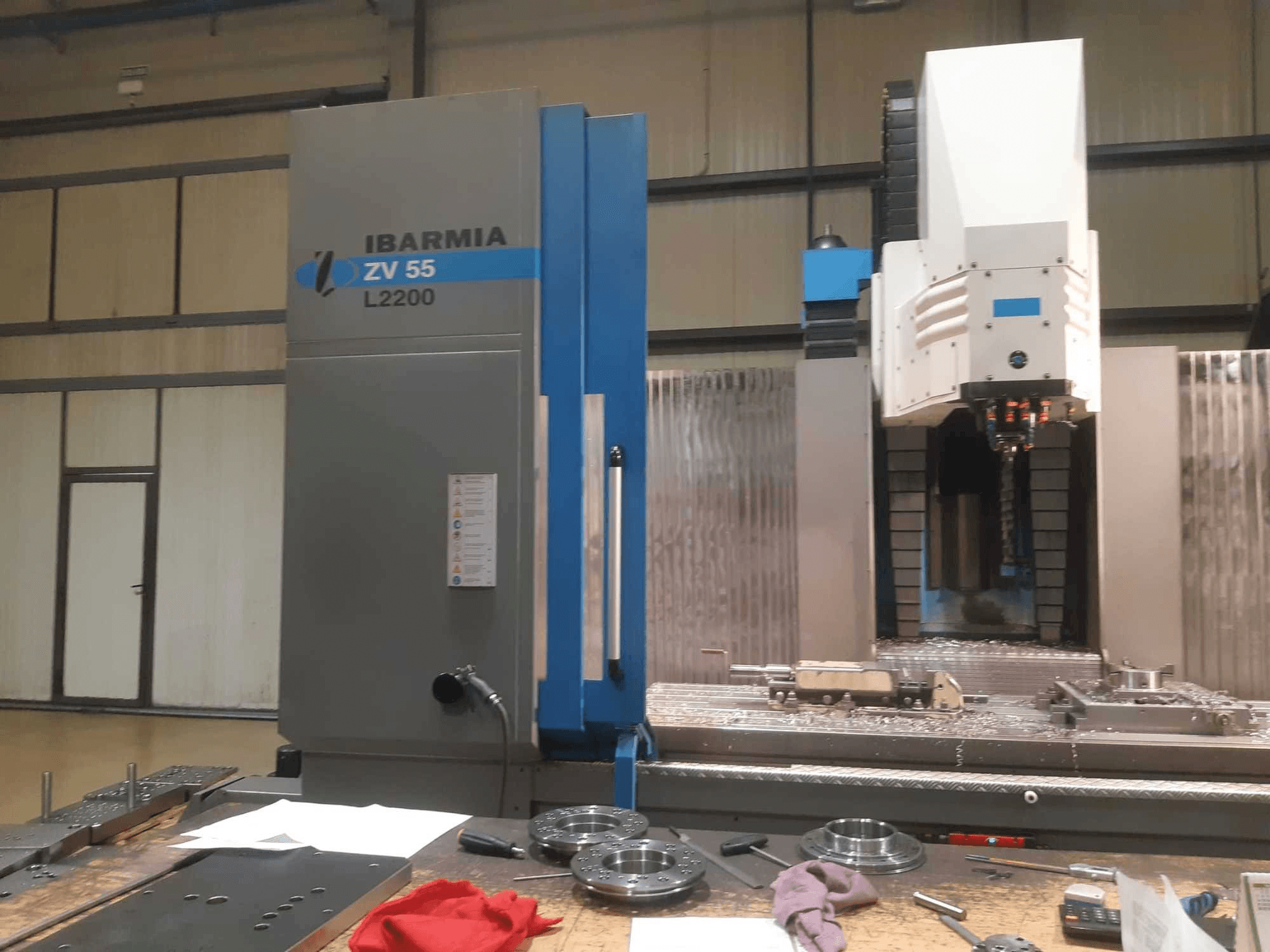 Vooraanzicht van IBARMIA ZV55 L2200 machine