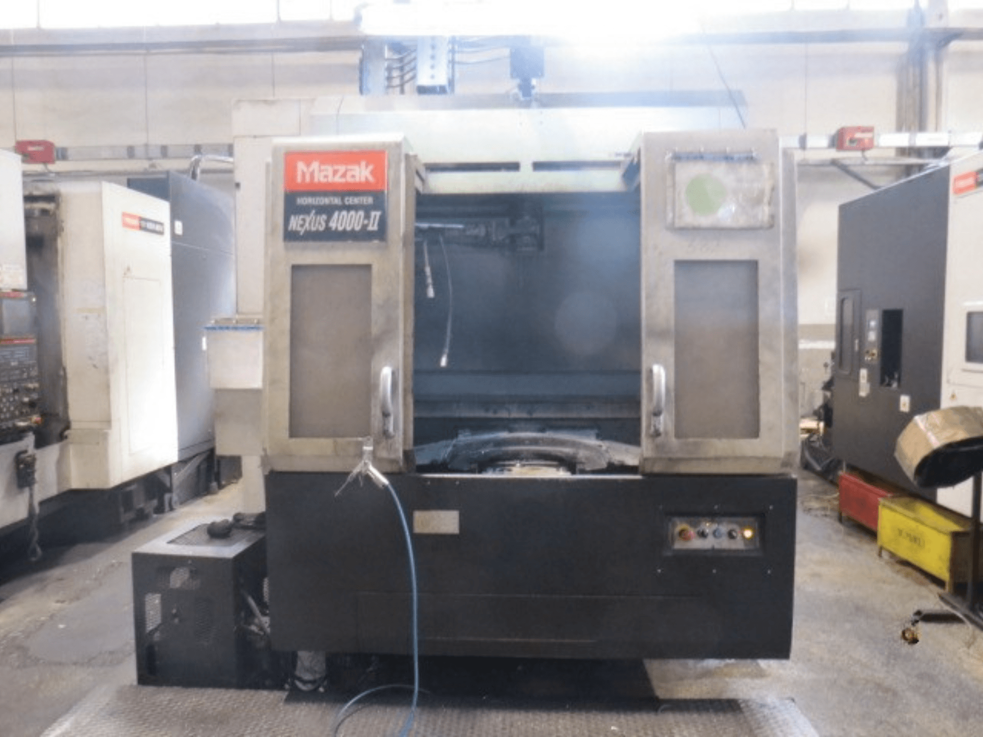 Mazak NEXUS 4000 II horizontaal bewerkingscentrum, vooraanzicht met bedieningspaneel, koelvloeistoftoevoer en open werkruimte.