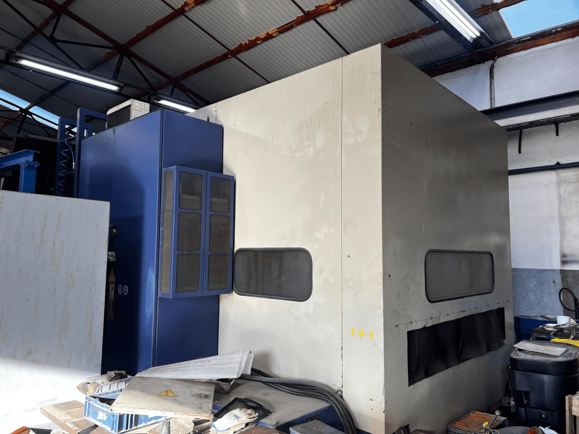 Horizontaal bewerkingscentrum HARTFORD HB-3190, zijaanzicht van de blauw-grijze constructie met versleten oppervlakken en ramen.