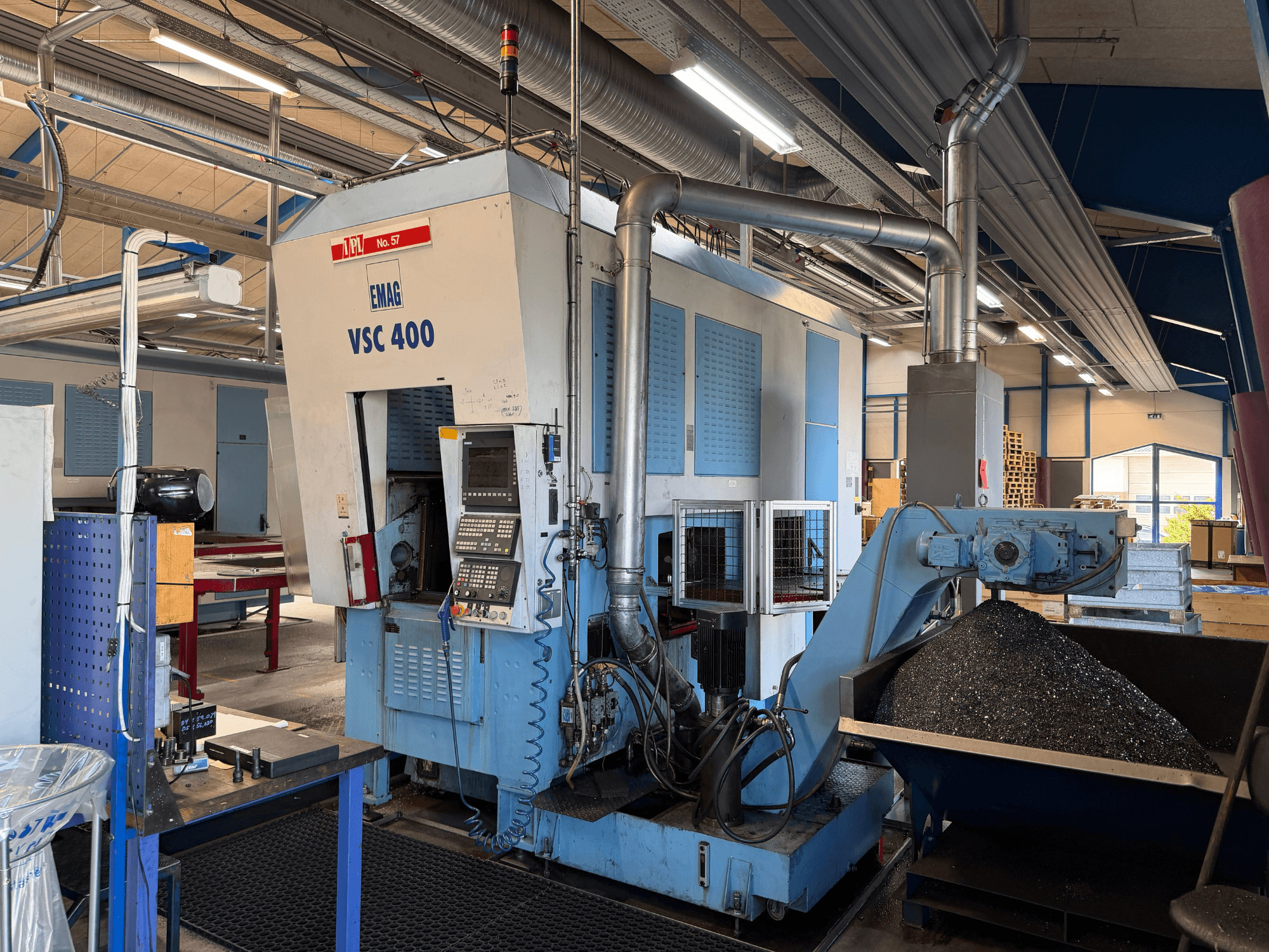 EMAG VSC 400 verticale draaimachine, vooraanzicht, met bedieningspaneel en spanenband. Industriële omgeving zichtbaar.