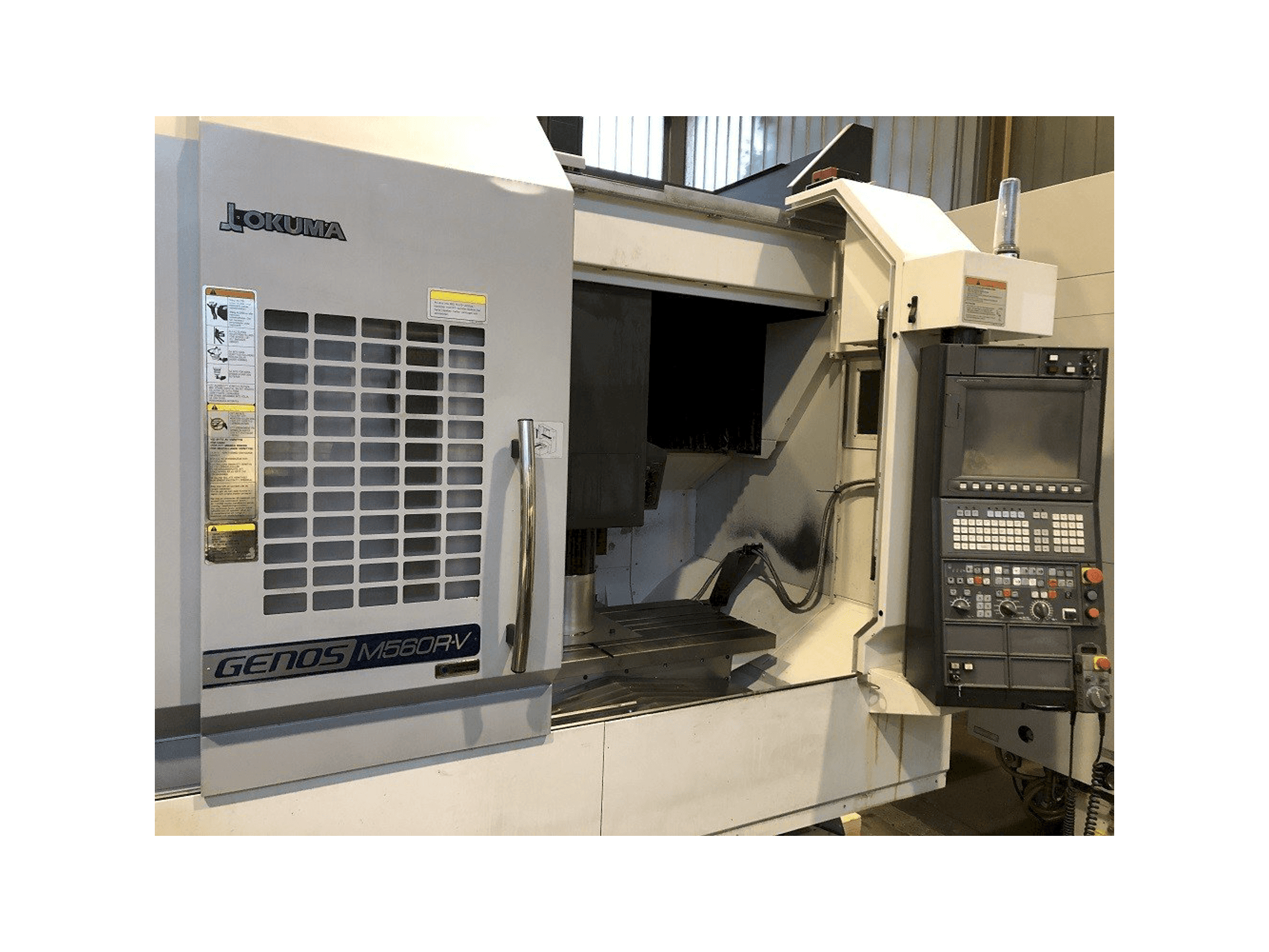 Vooraanzicht van Okuma Genos M560R-V machine