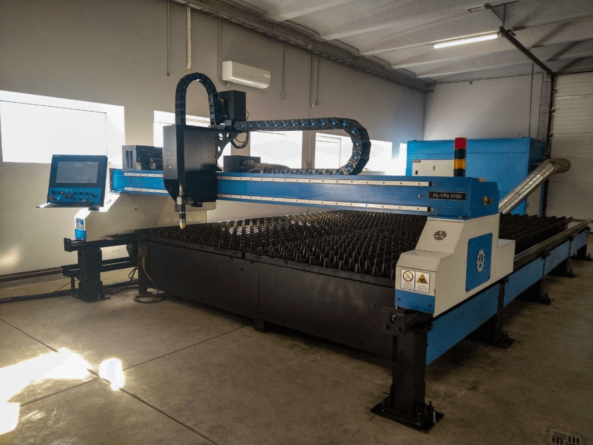 INANMAK MEKOR PL-YPe 3100 plasmasnijmachine, vooraanzicht, met bedieningspaneel en snijtafel met verhoogde metalen spikes.