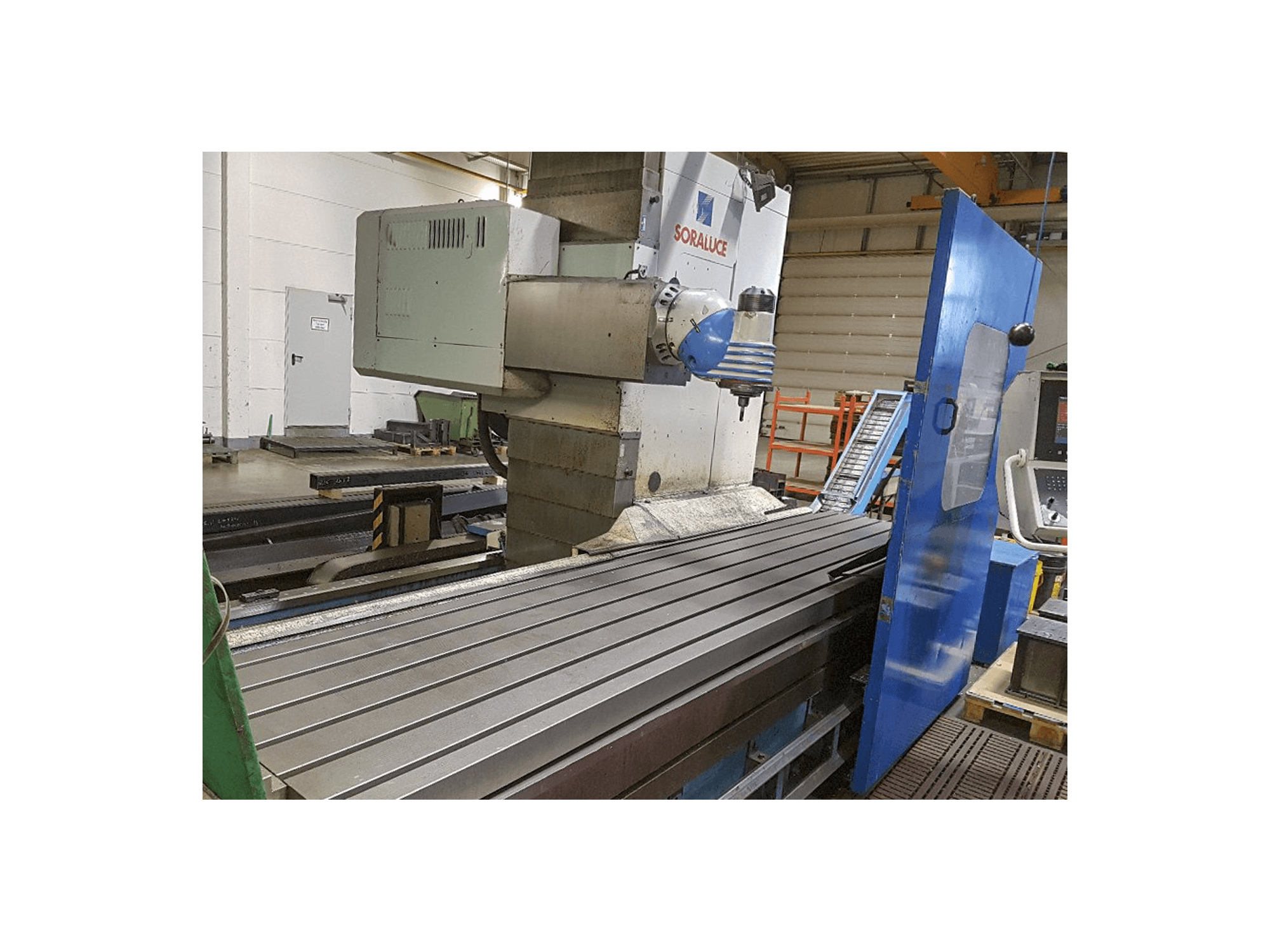 Links zicht van Soraluce SL-4000 machine