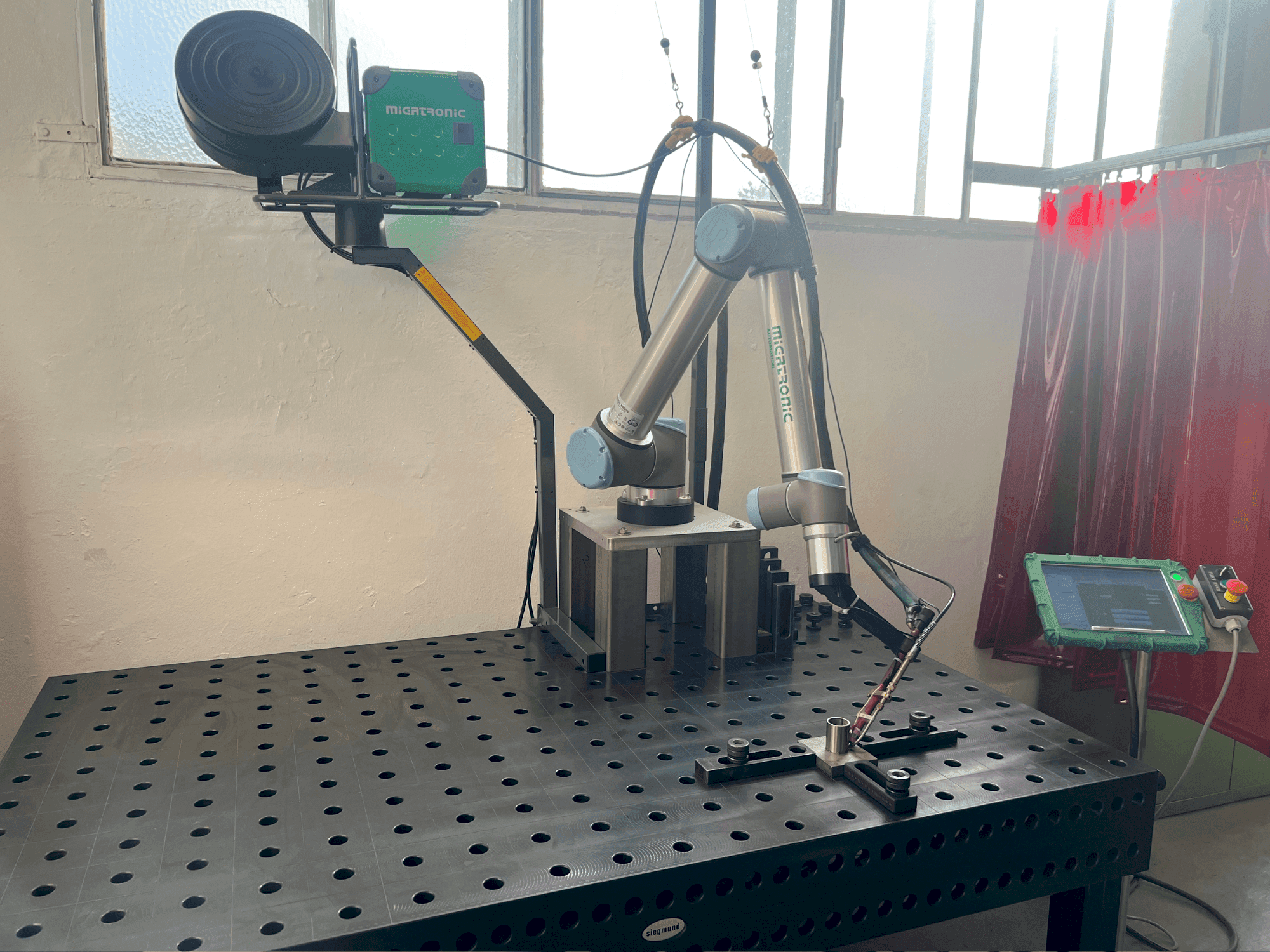 Vooraanzicht van MIGATRONIC PI 350 AC/DC machine