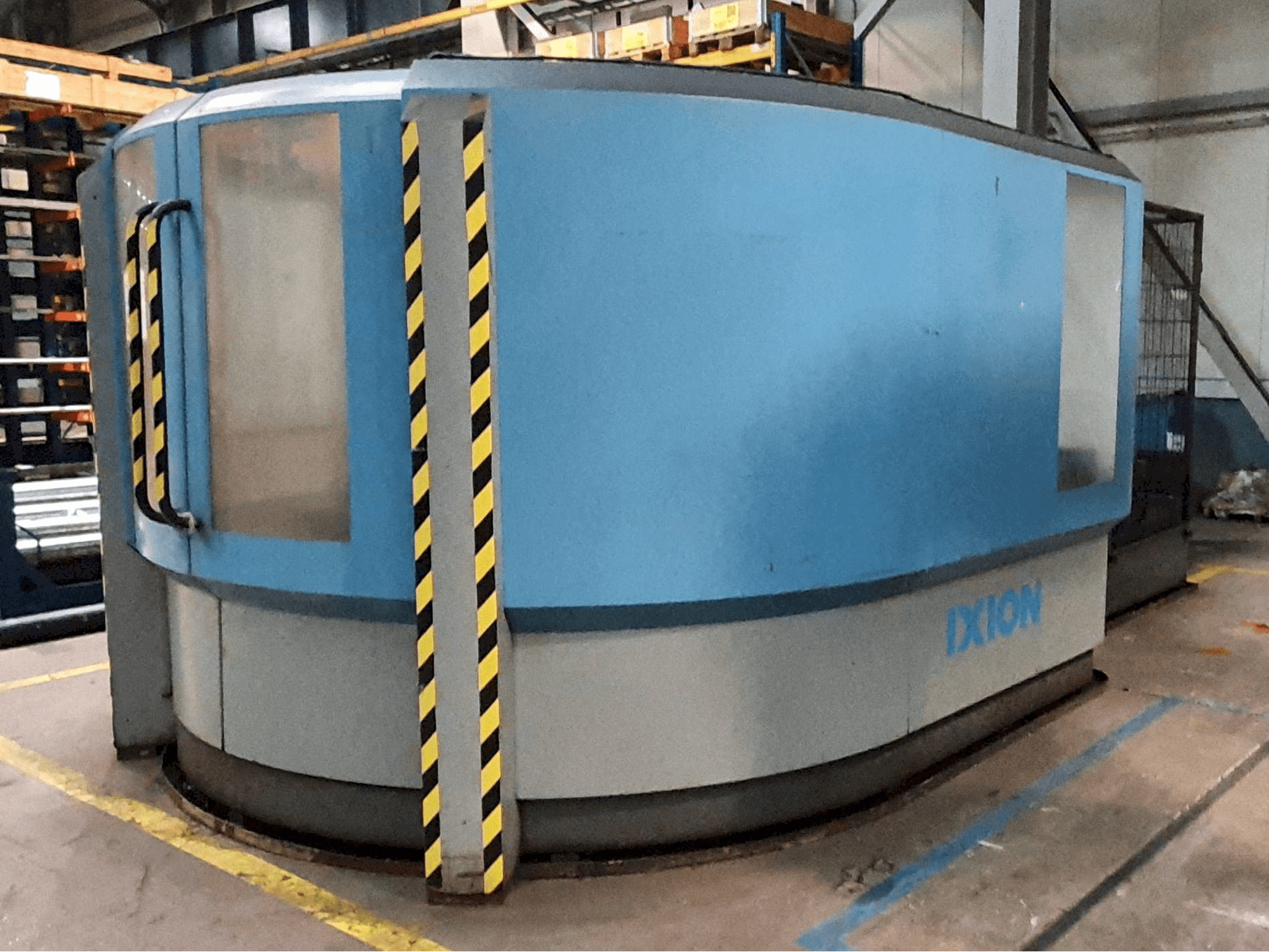 Vooraanzicht van IXION TL1004 machine