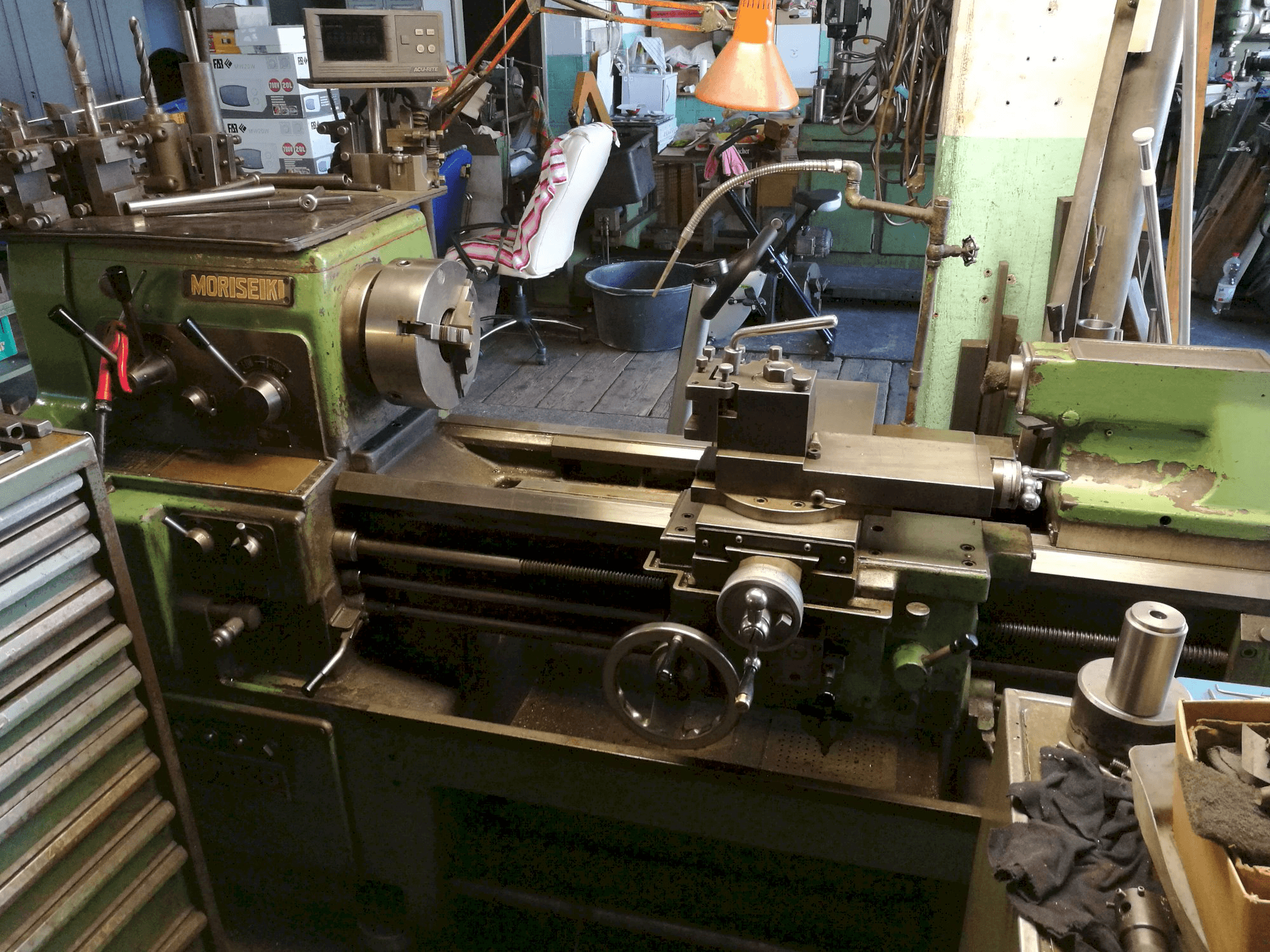 Vooraanzicht van MORI SEIKI MS 850 machine