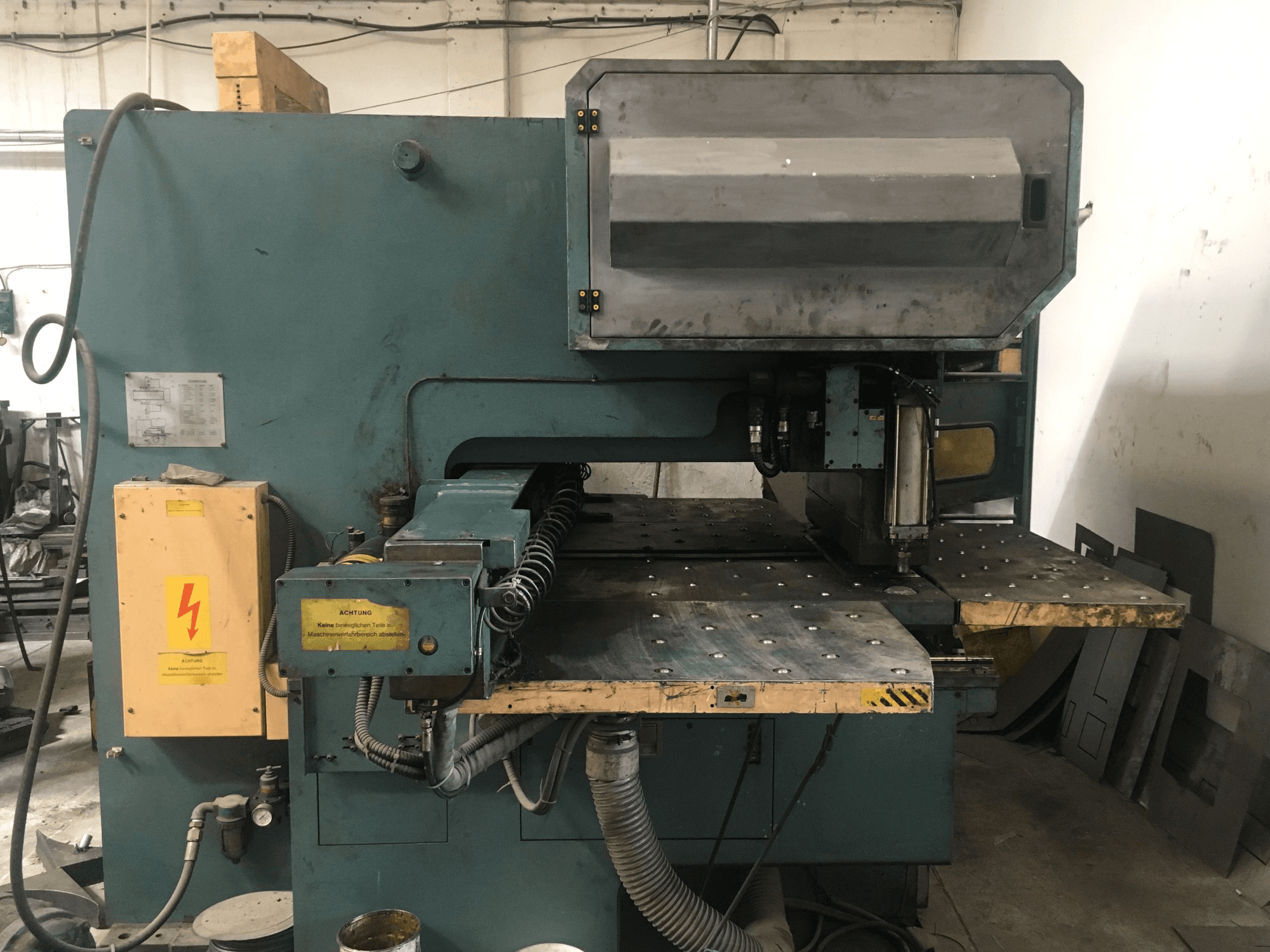 Vooraanzicht van AMADA OCTO-334 machine