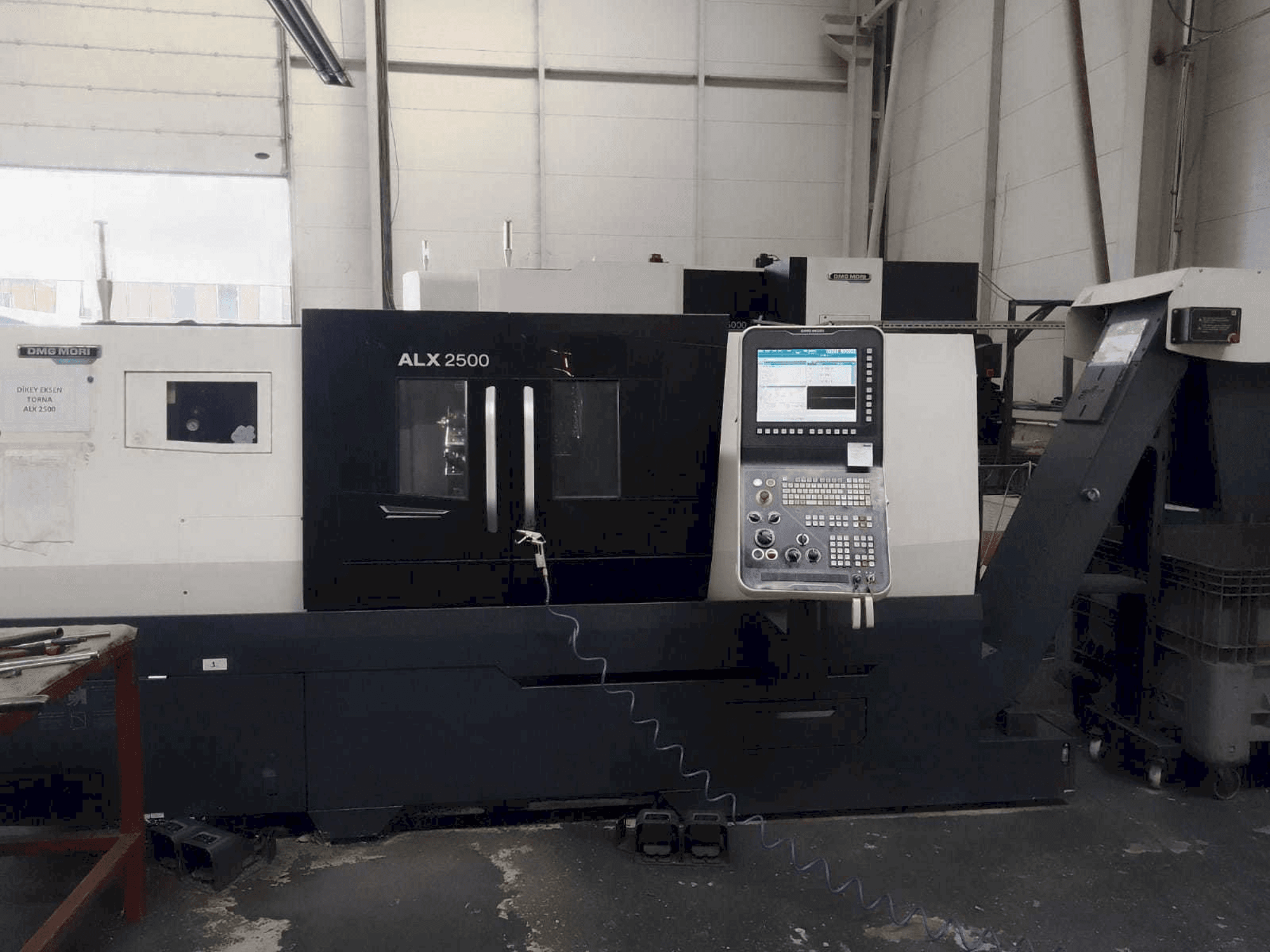 Vooraanzicht van DMG MORI ALX 2500 machine