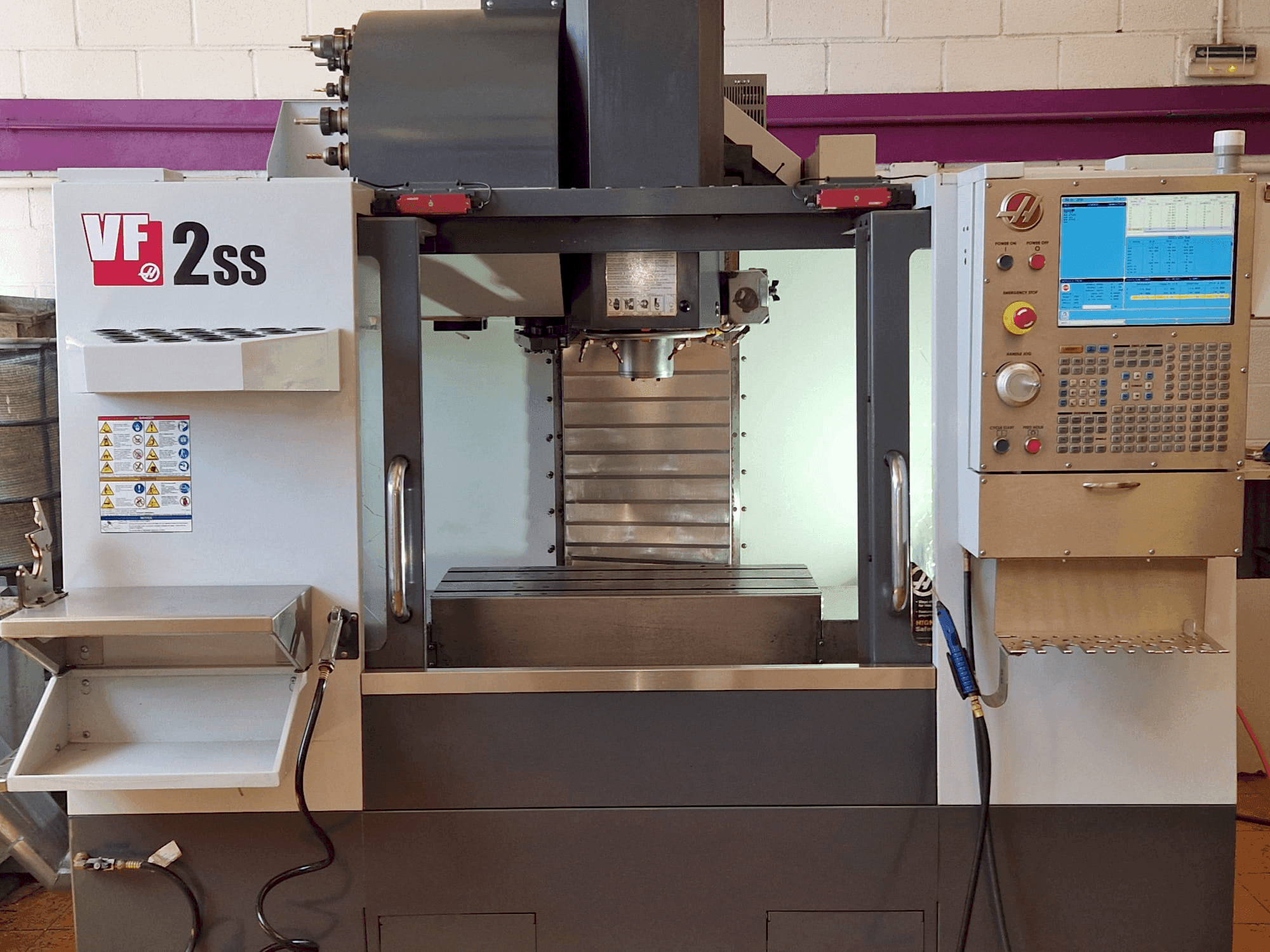 Vooraanzicht van HAAS VF-2SS machine