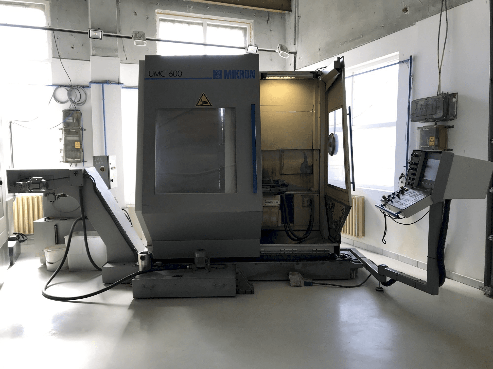 Vooraanzicht van MIKRON UMC 600 machine