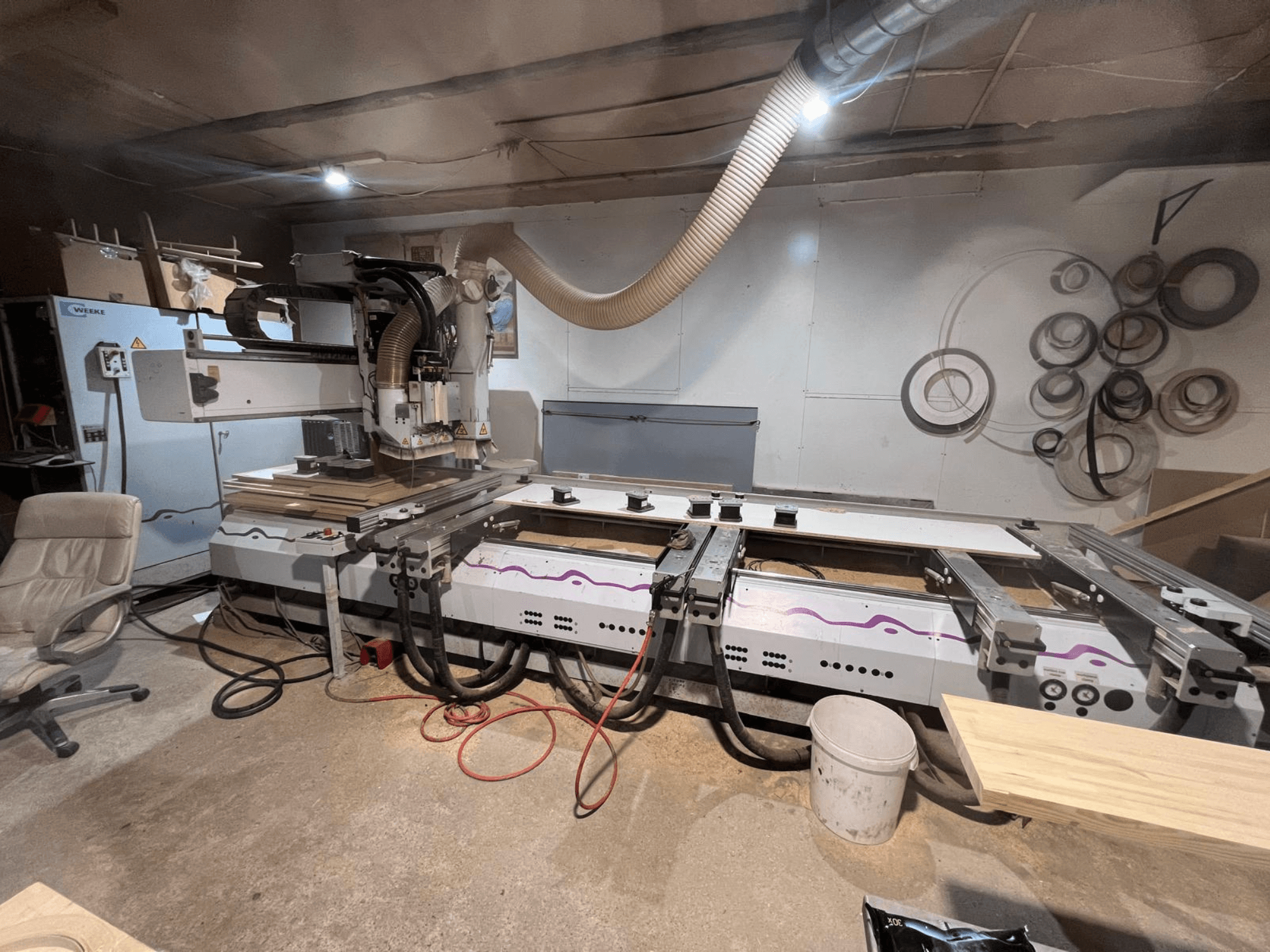 CNC-houtbewerkingscentrum Weeke OPTIMAT BP 120 in de werkplaats, vooraanzicht met zichtbare houtstukken en gereedschappen op het werkblad.