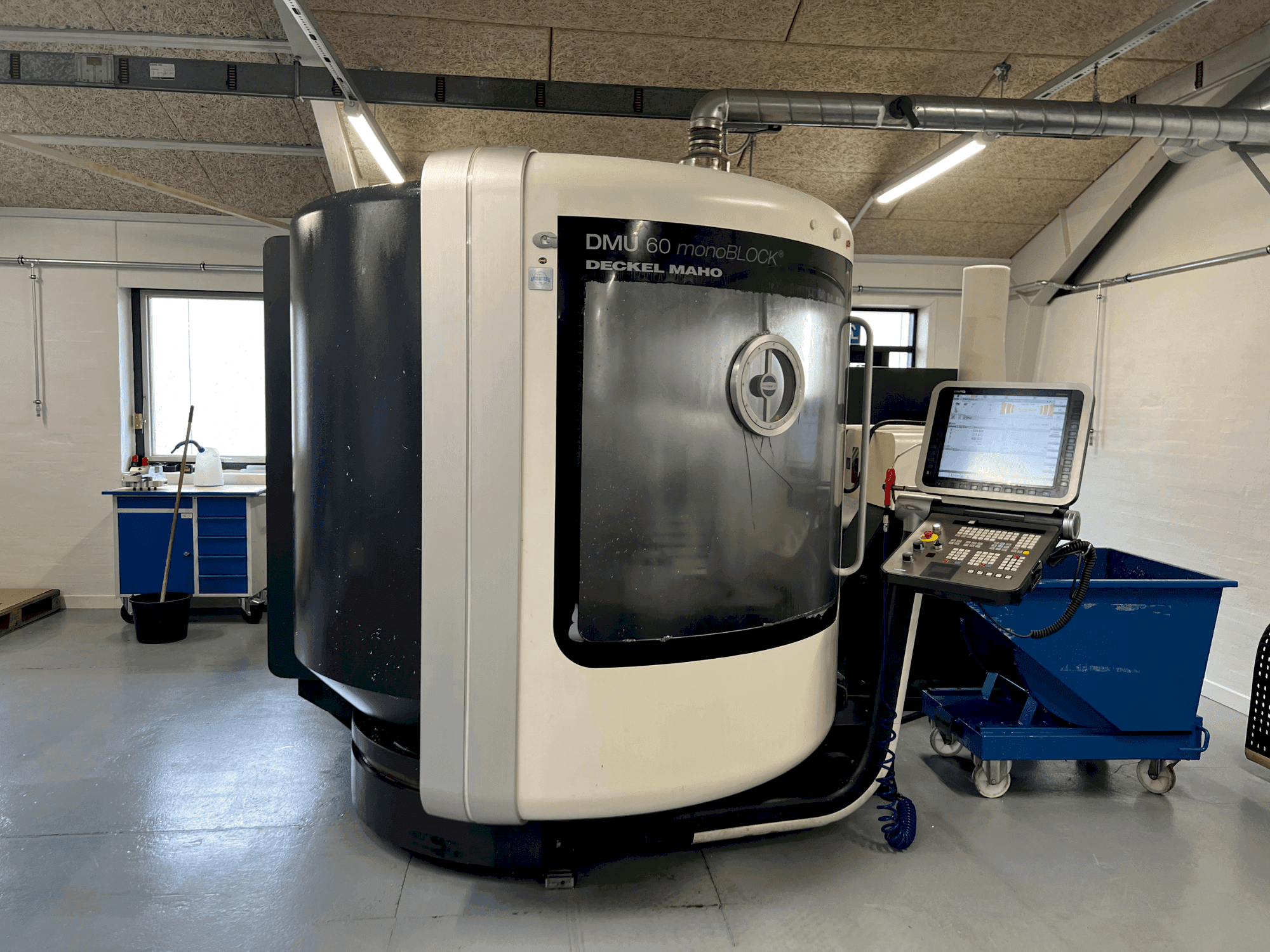 Vooraanzicht van DMG MORI DMU 60 monoBLOCK machine