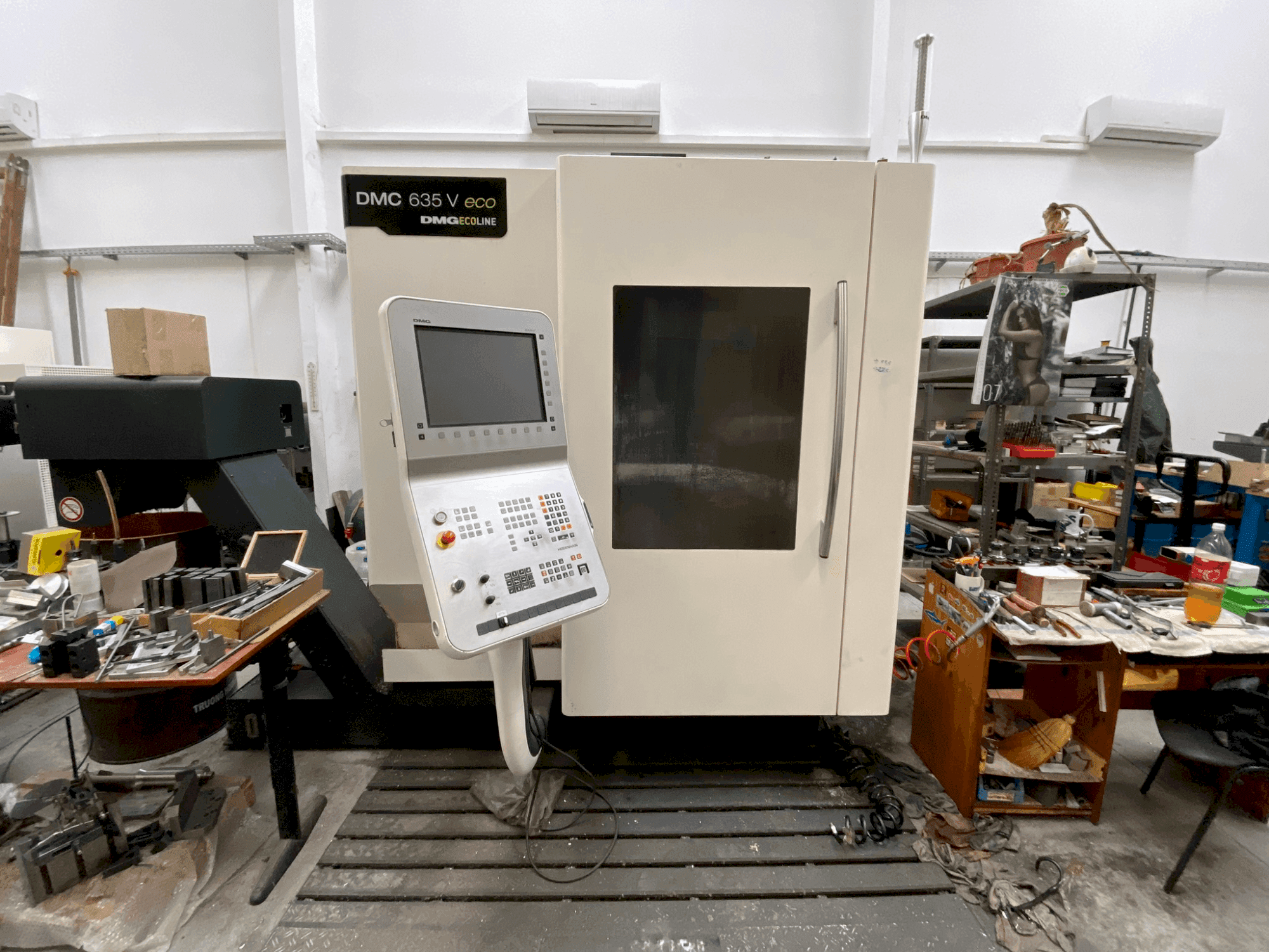 Vooraanzicht van DMG MORI DMC 635 V eco machine