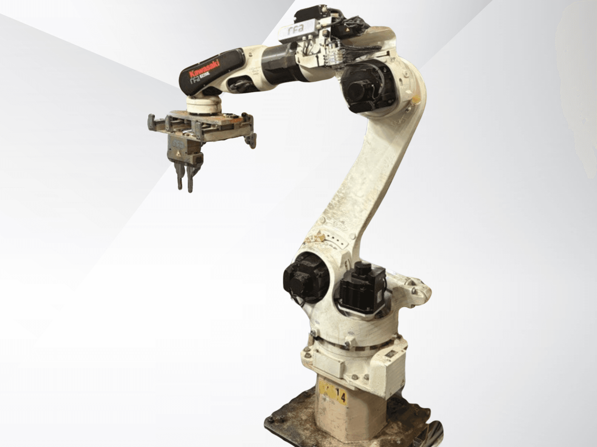 Kawasaki E42F-A001 robotarm in zijaanzicht, met een grijper aan het uiteinde. Zichtbare roterende gewrichten en voedingsconnectoren.