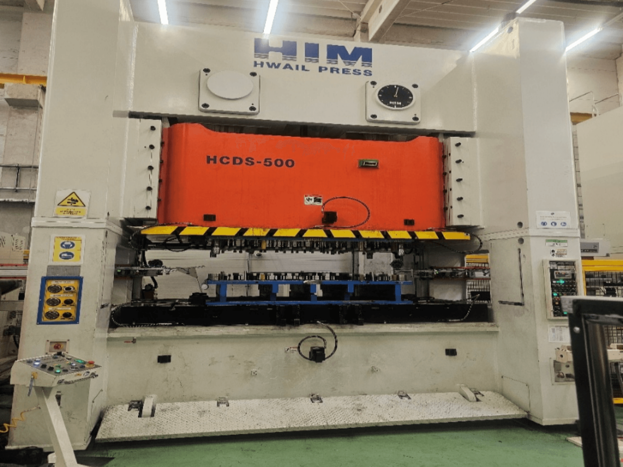 Mechanische stanspers HIM HWAIl PRESS HCDS-500 in vooraanzicht, met een oranje persplaat en bedieningspaneel.