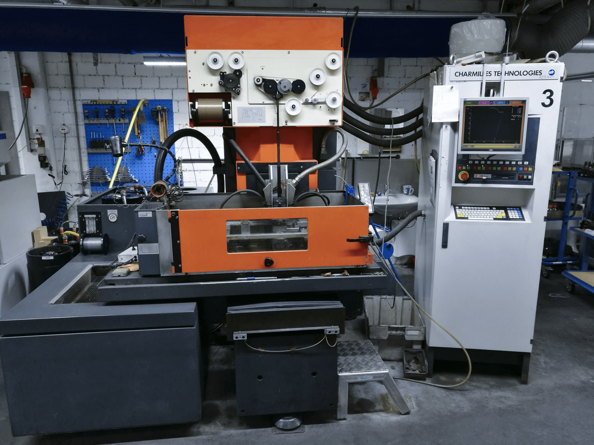 Vooraanzicht van CHARMILLES ROBOFIL 2020-1 machine