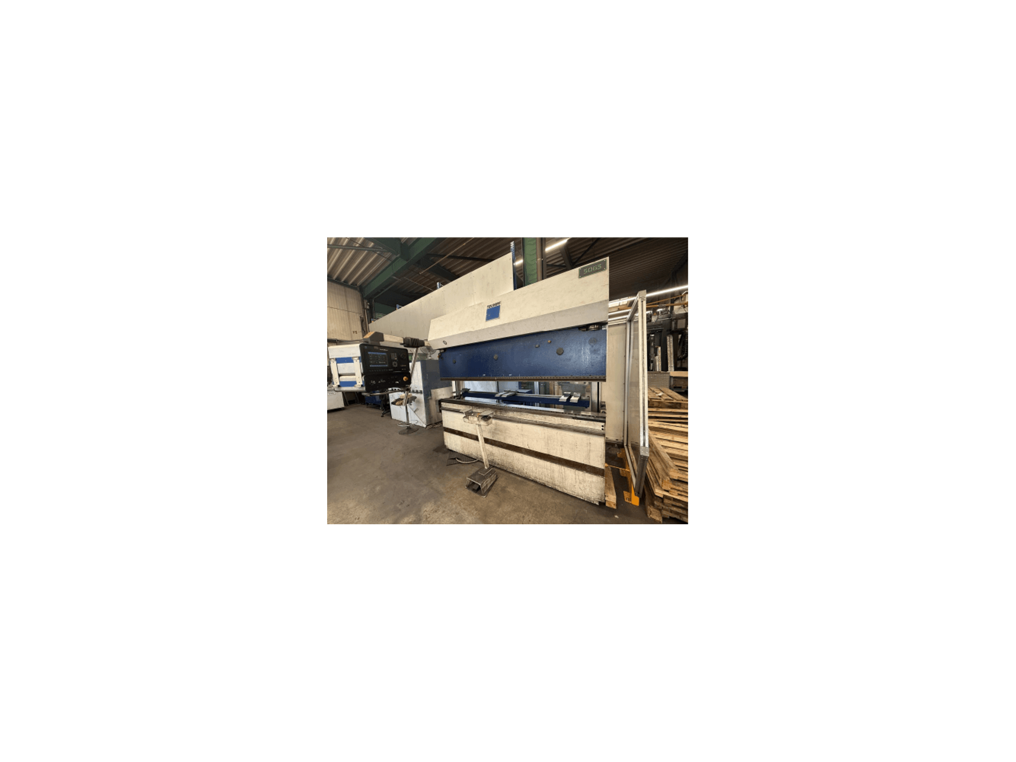 TRUMPF TrumaBend V85 S afkantpers, zijaanzicht, met het bedieningspaneel, het buigapparaat en het stevige metalen frame.