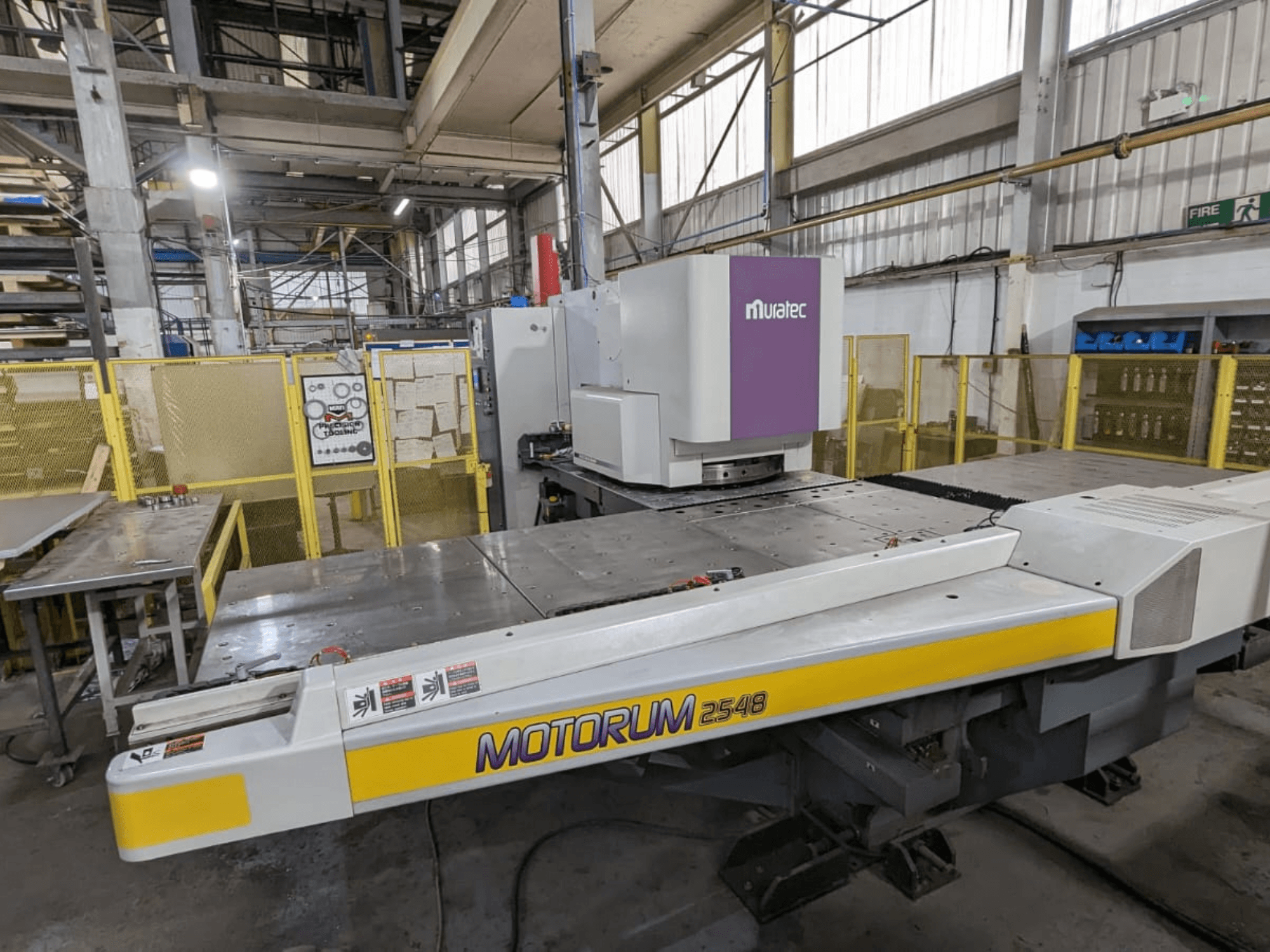 Muratec MOTORUM 2548 CNC-ponsmachine, vooraanzicht met bedieningspaneel en werktafel in een fabrieksomgeving.