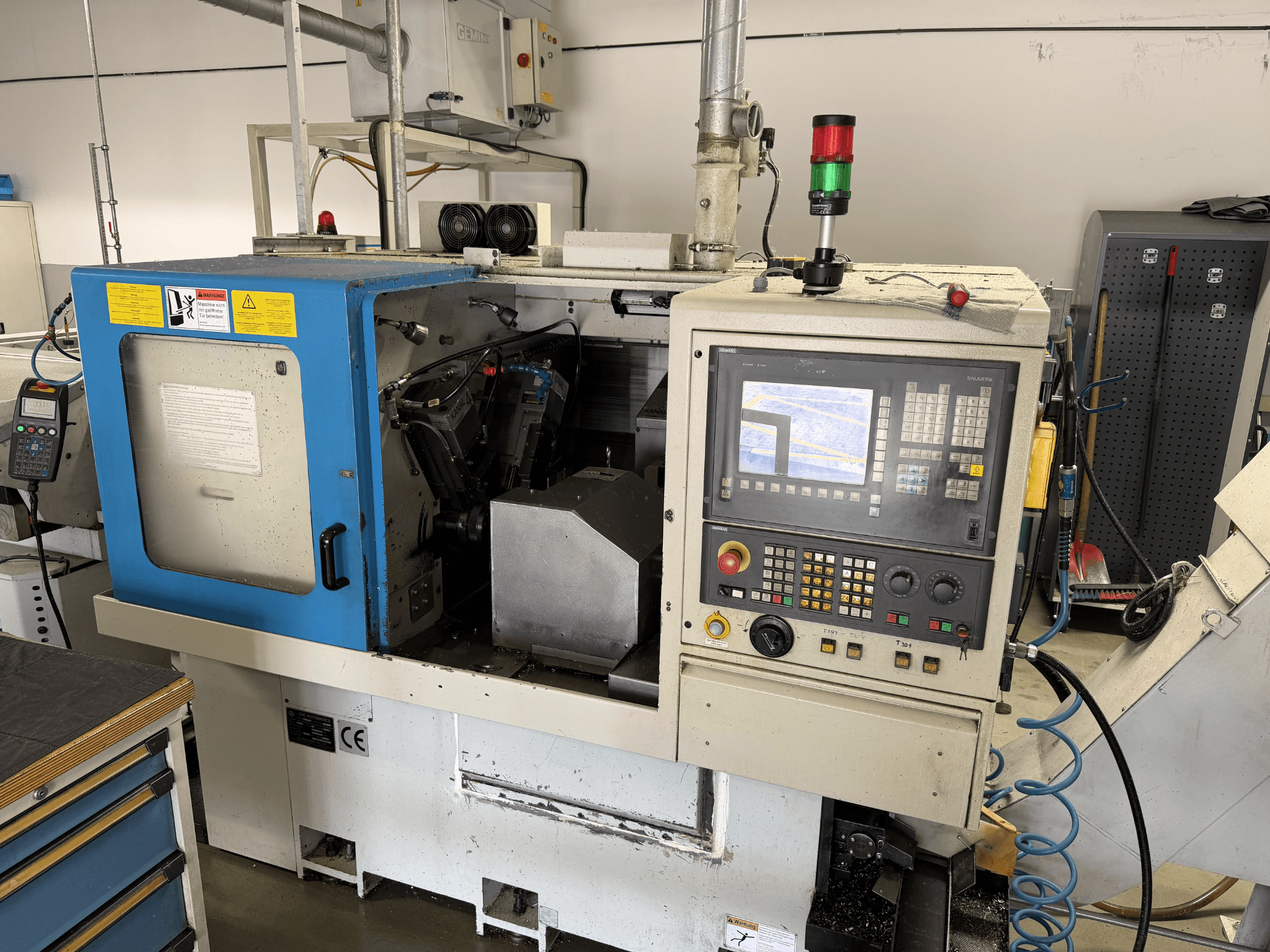 De LICO LNT 65 S horizontale draaimachine in zijaanzicht, met het bedieningspaneel, het werkgebied en de veiligheidsvoorzieningen.