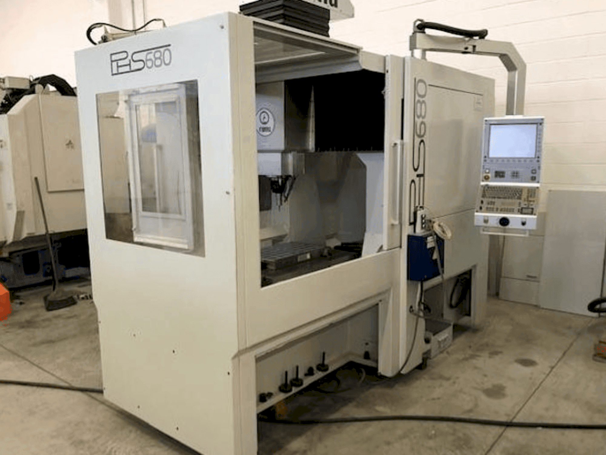 Vooraanzicht van FAMU PHS 680 machine