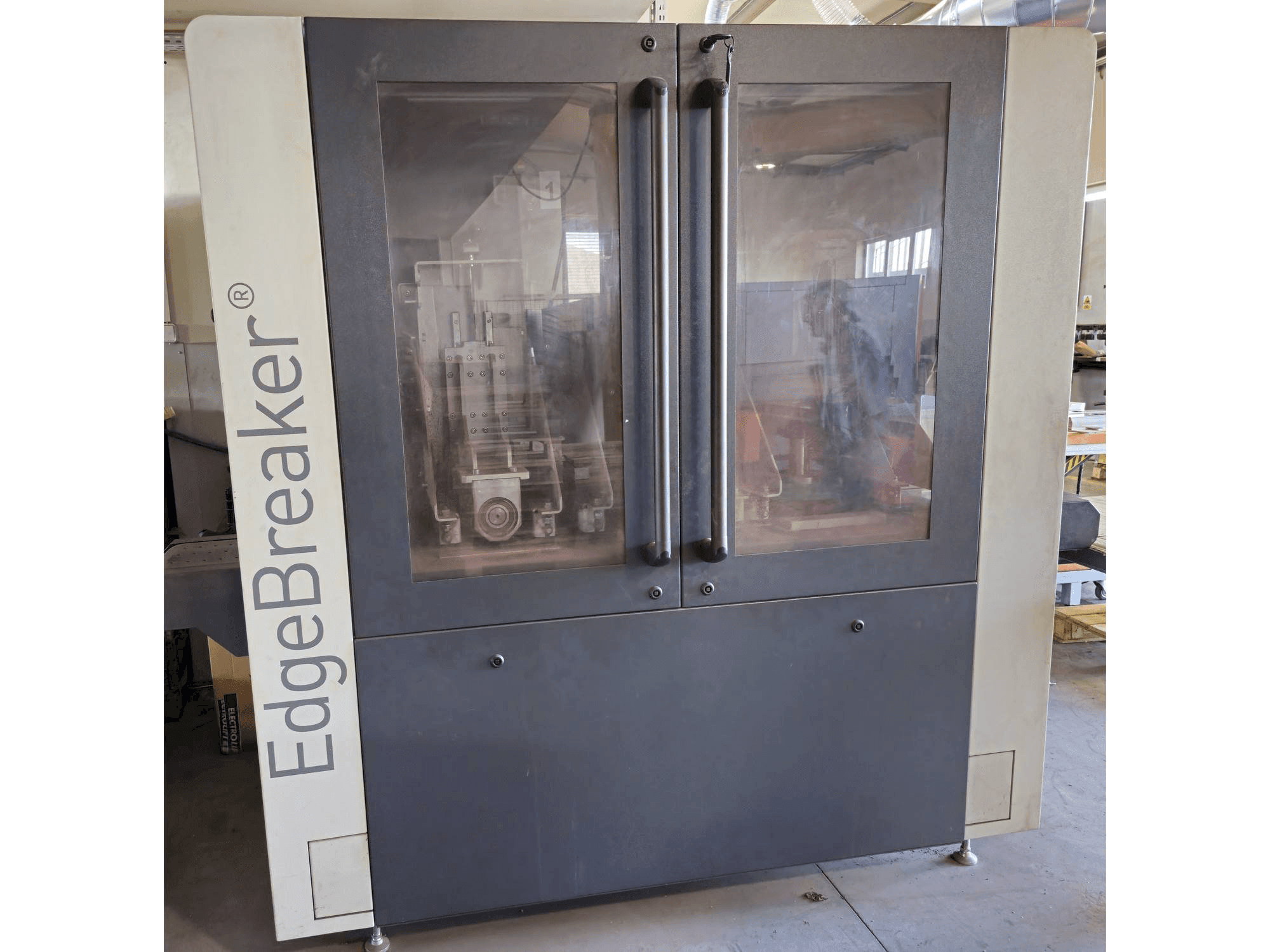 Vooraanzicht van ARKU EdgeBreaker 1000 machine