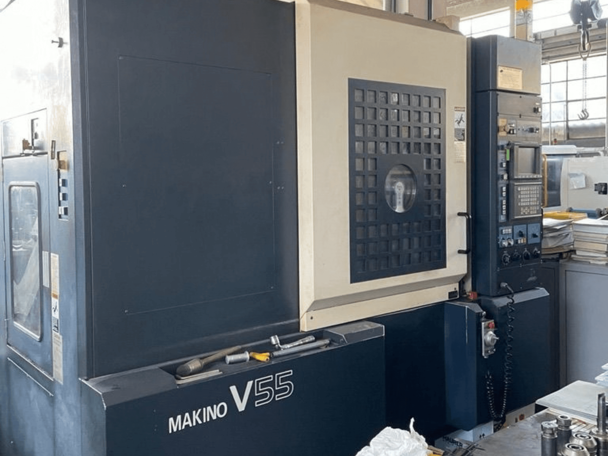 Verticaal bewerkingscentrum Makino V55-A15, vooraanzicht met bedieningspaneel, robuuste constructie en indeling van de werkruimte.