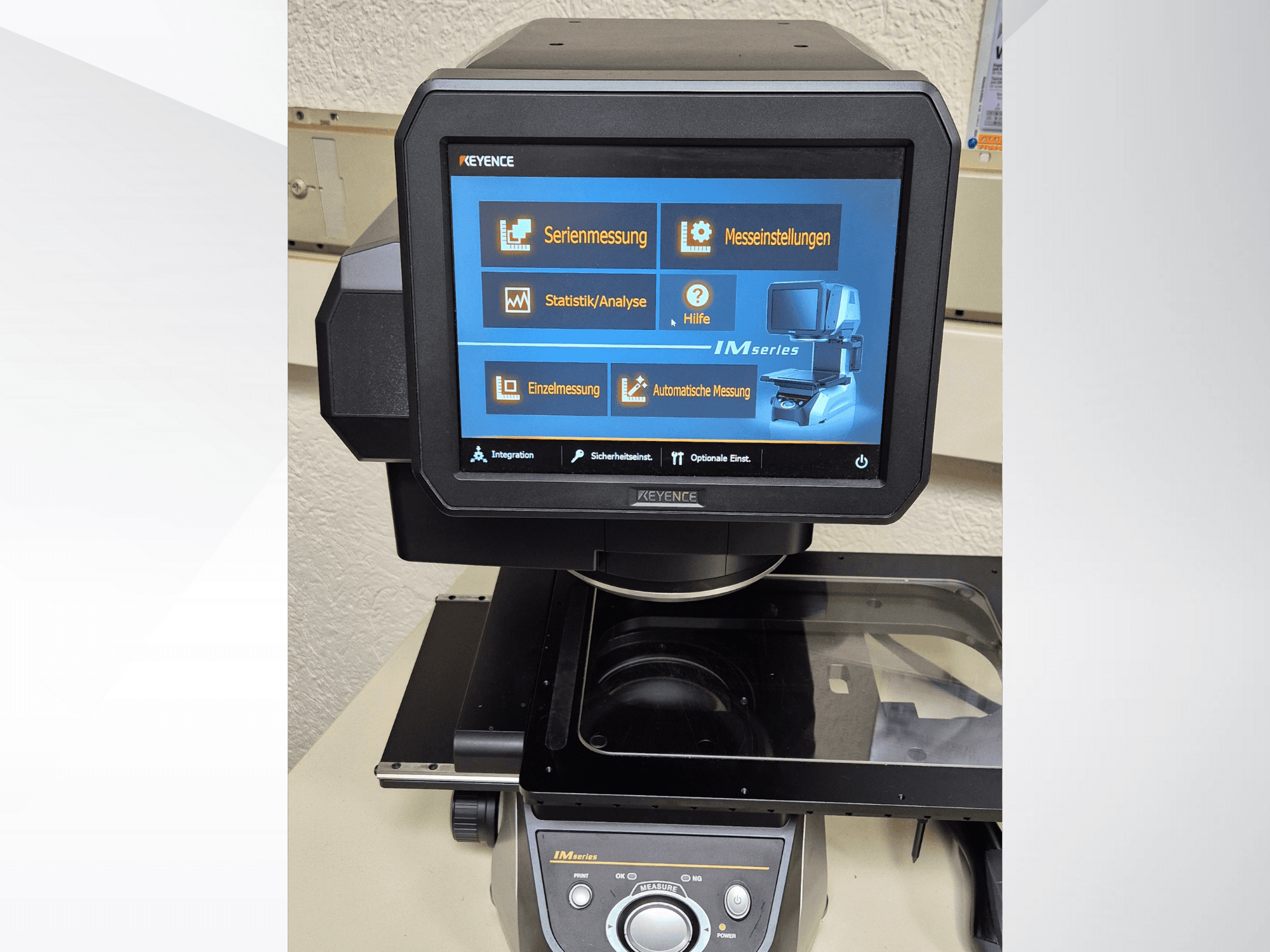 KEYENCE IM-serie meettoestel met een touchscreen aan de voorkant waarop meetinstellingen en opties worden weergegeven.