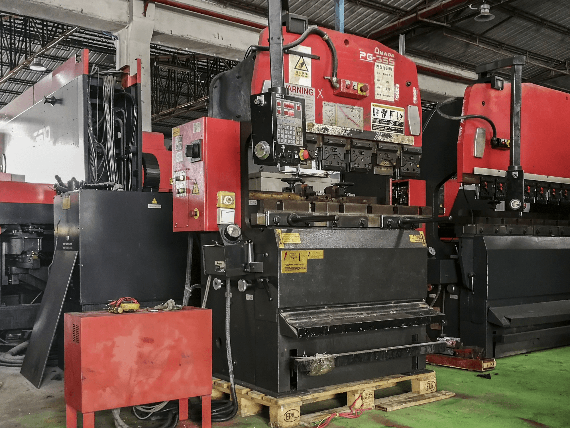 Links zicht van AMADA RG-35S machine