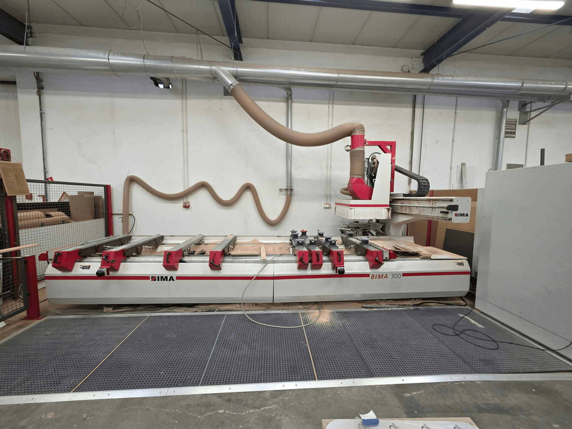 CNC-houtbewerkingscentrum IMA BIMA 300, vooraanzicht, voorzien van een meerassig gereedschap en een stofafzuigsysteem.