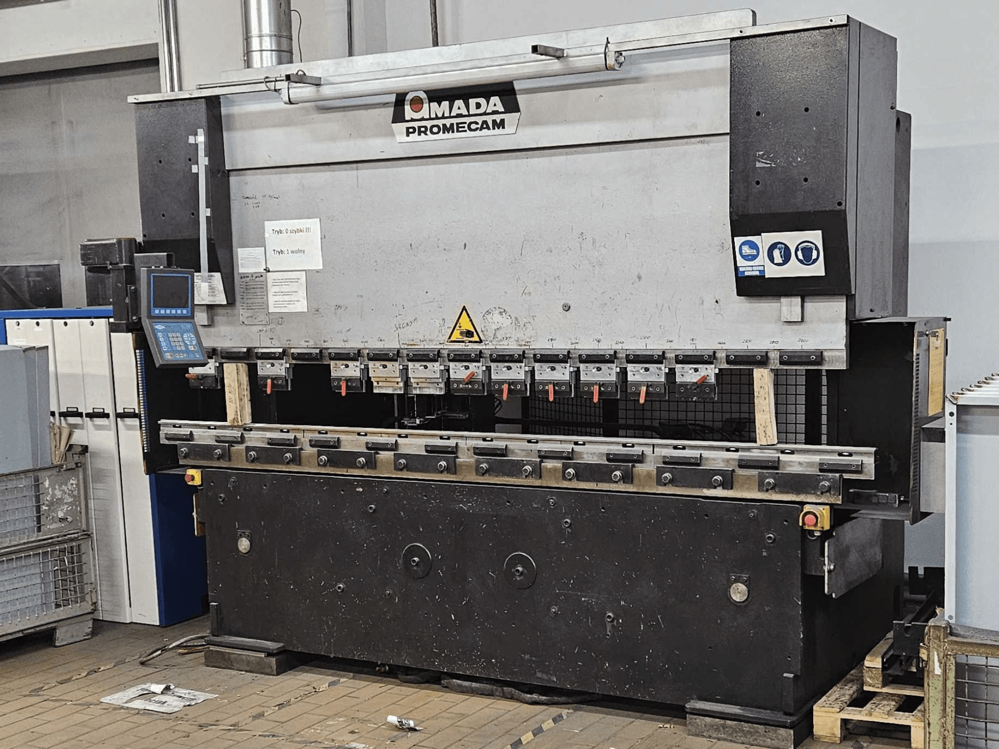 AMADA HFBO 100-30 kantpers in vooraanzicht, voorzien van digitale bediening en diverse buiggereedschappen op een stevig onderstel.