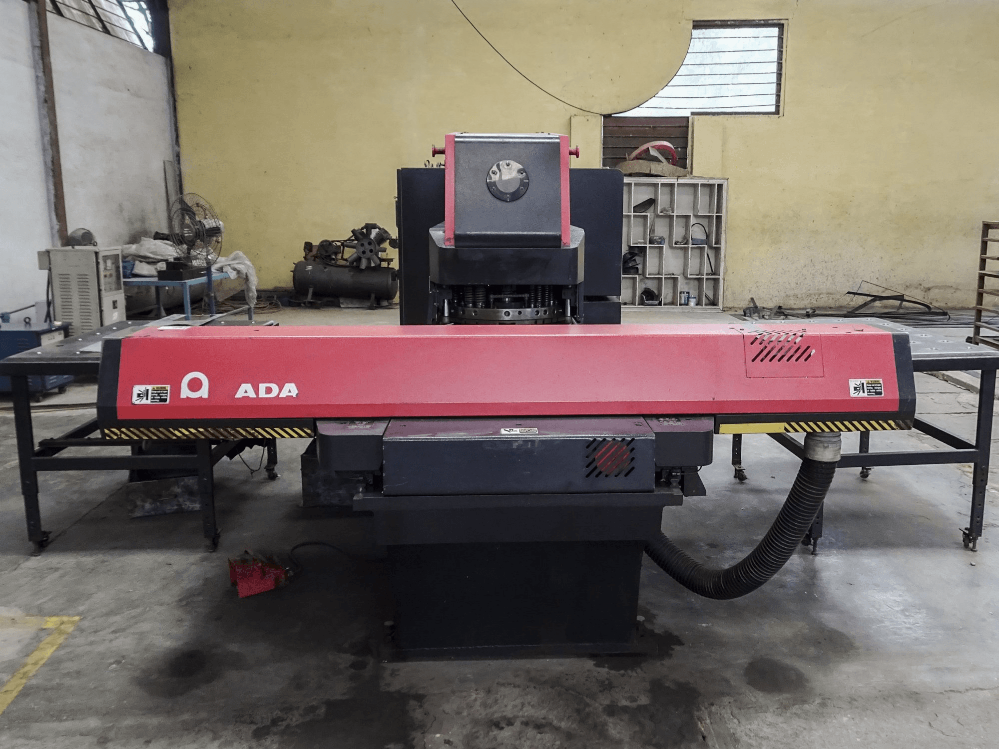 Vooraanzicht van AMADA ARIES 255 machine