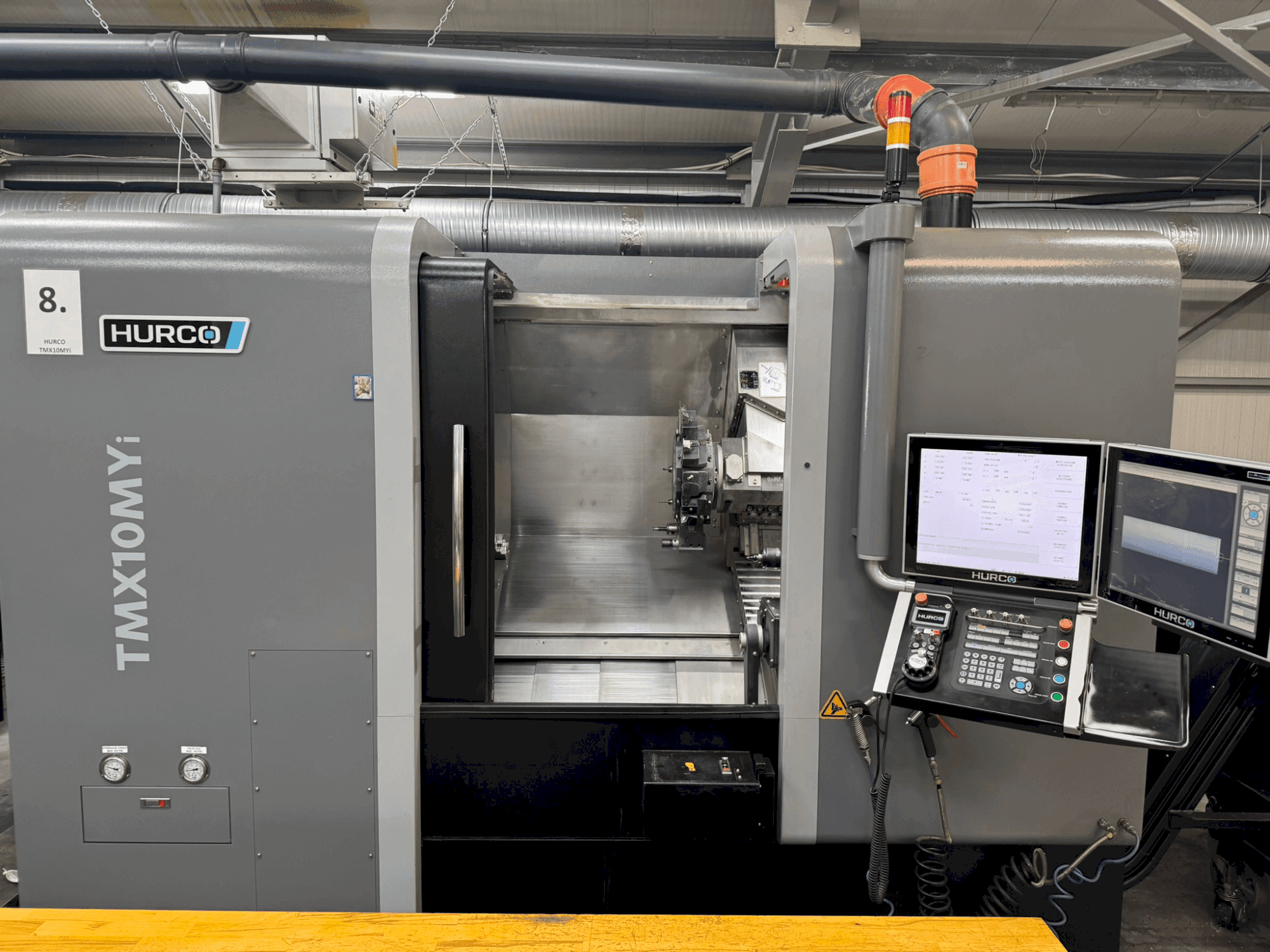 Vooraanzicht van Hurco TMX 10 MYi machine