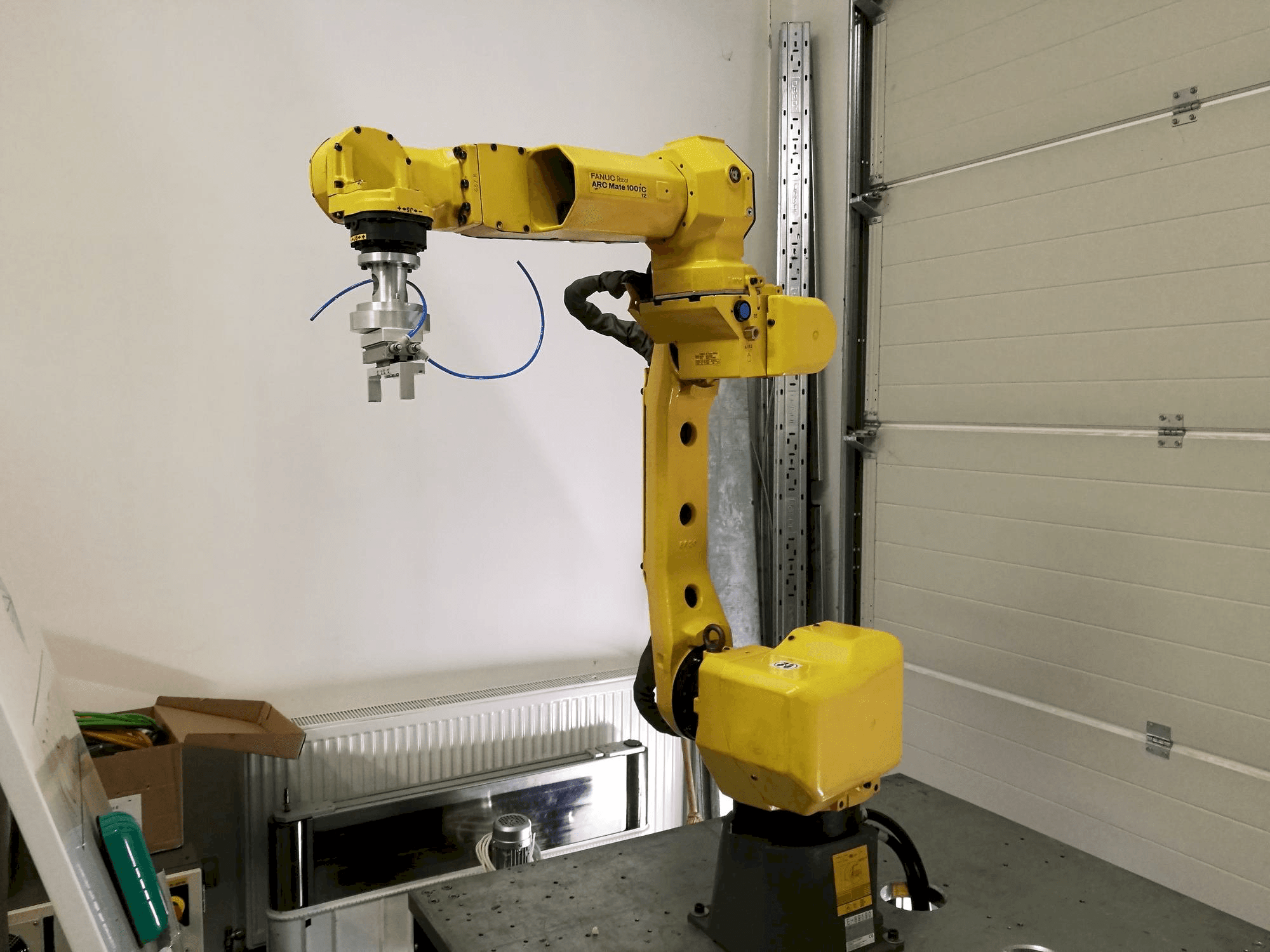 Vooraanzicht van FANUC ARC Mate 100iC/12 machine