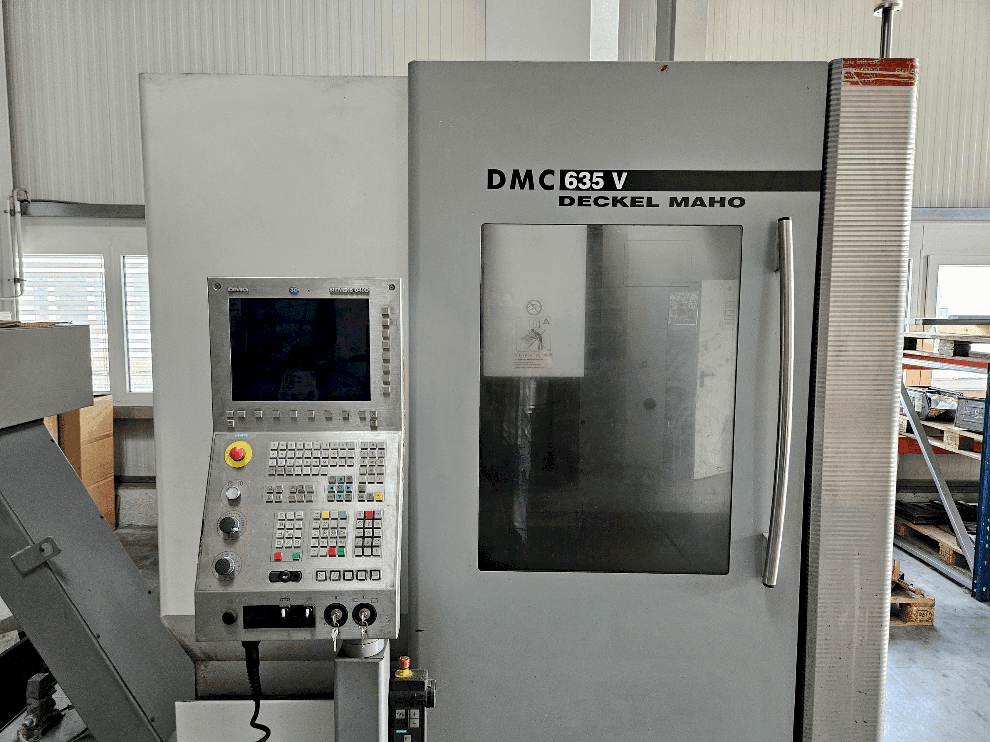 Vooraanzicht van DECKEL MAHO DMC 635 V machine
